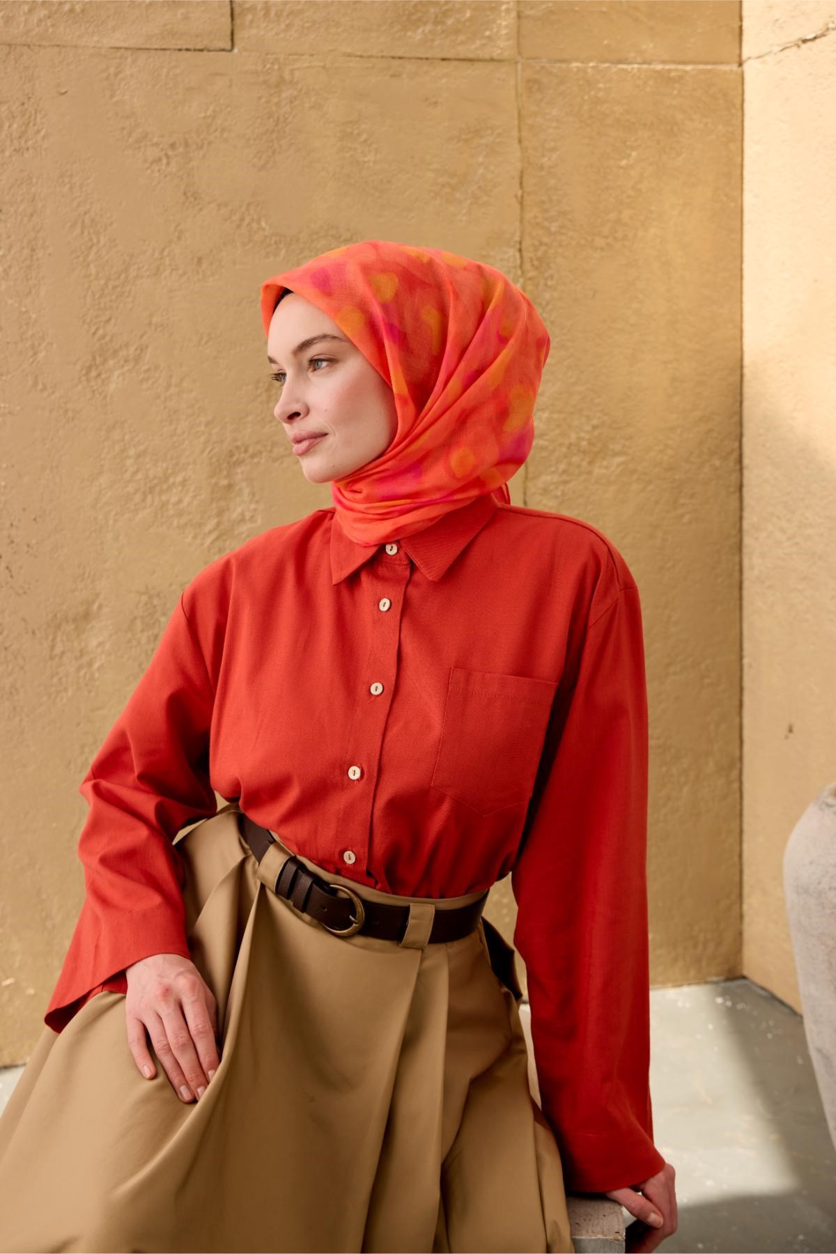 İnce Pamuk Soft Eşarp Nar Çiçeği-Pembe Yanık Sarı Desenli Nefes Alan Tok Duruşlu 90x90