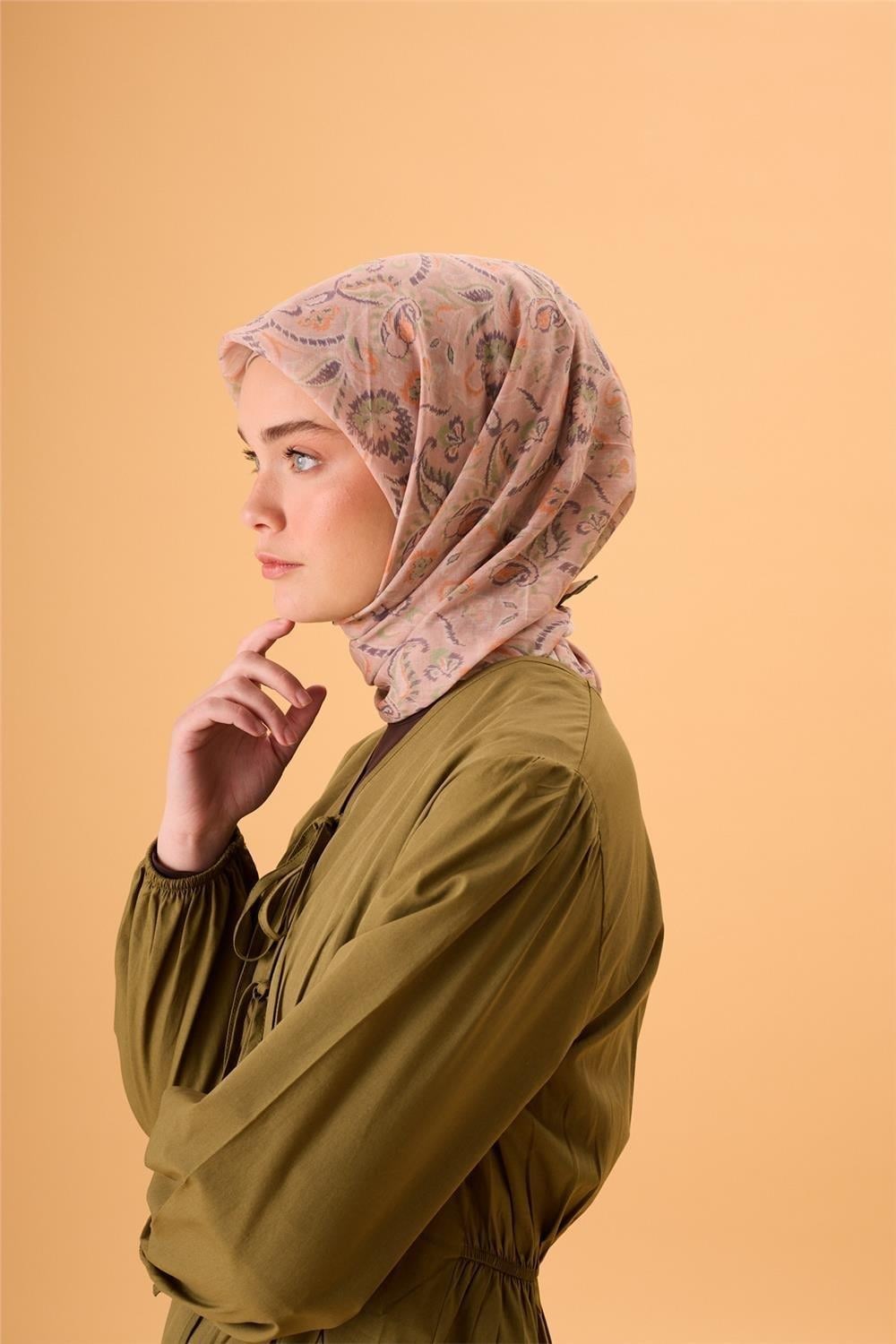 İnce Pamuk Soft Eşarp Pudra Pembe-Yeşil Desenli Kaymaz Dokulu Tok Duruşlu 90x90