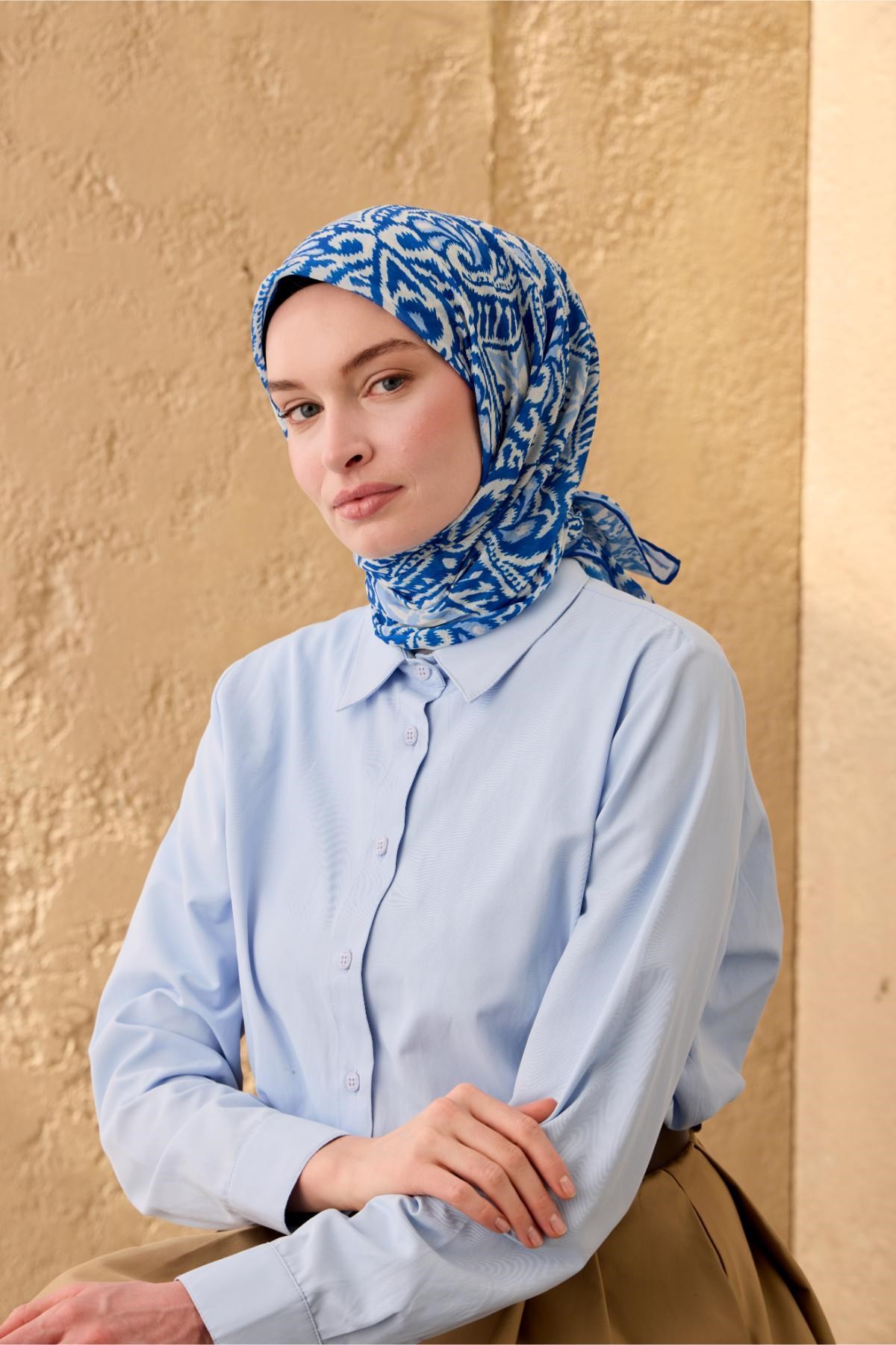 İnce Pamuk Soft Eşarp Saks-Bebe Mavi-Beyaz Desenli Nefes Alan Tok Duruşlu 90x90