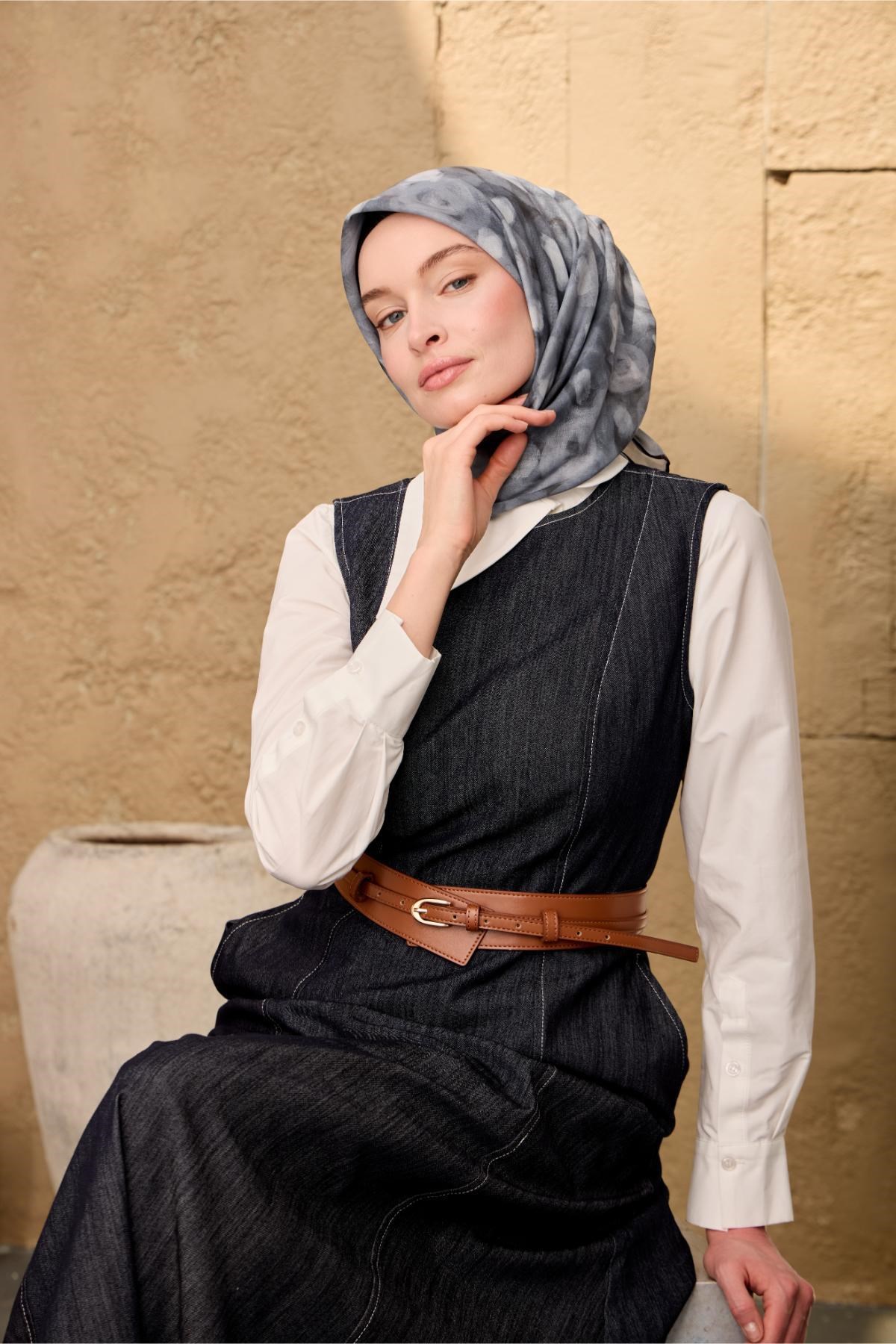 İnce Pamuk Soft Eşarp Siyah-Füme-Gri Desenli Kaymaz Dokulu Nefes Alan 90x90