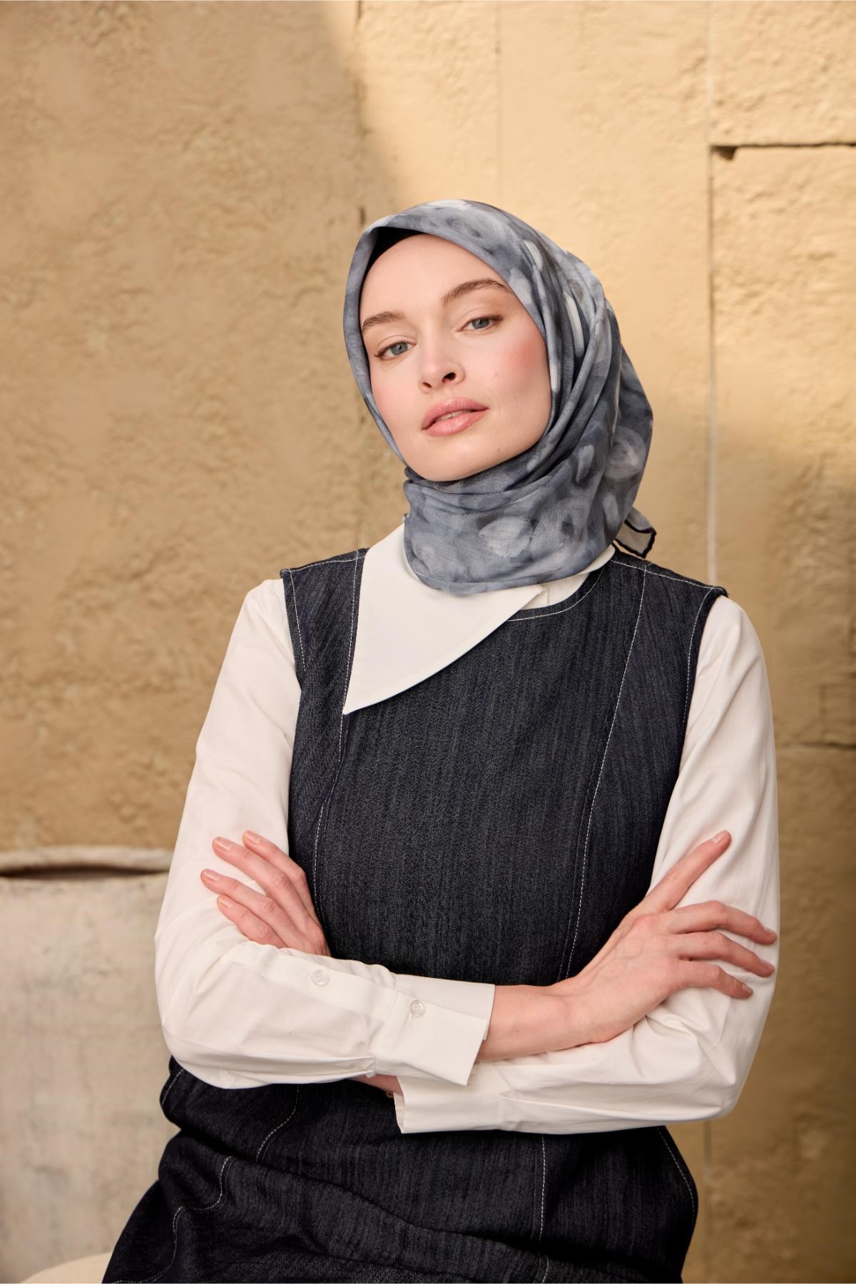 İnce Pamuk Soft Eşarp Siyah-Füme-Gri Desenli Kaymaz Dokulu Nefes Alan 90x90