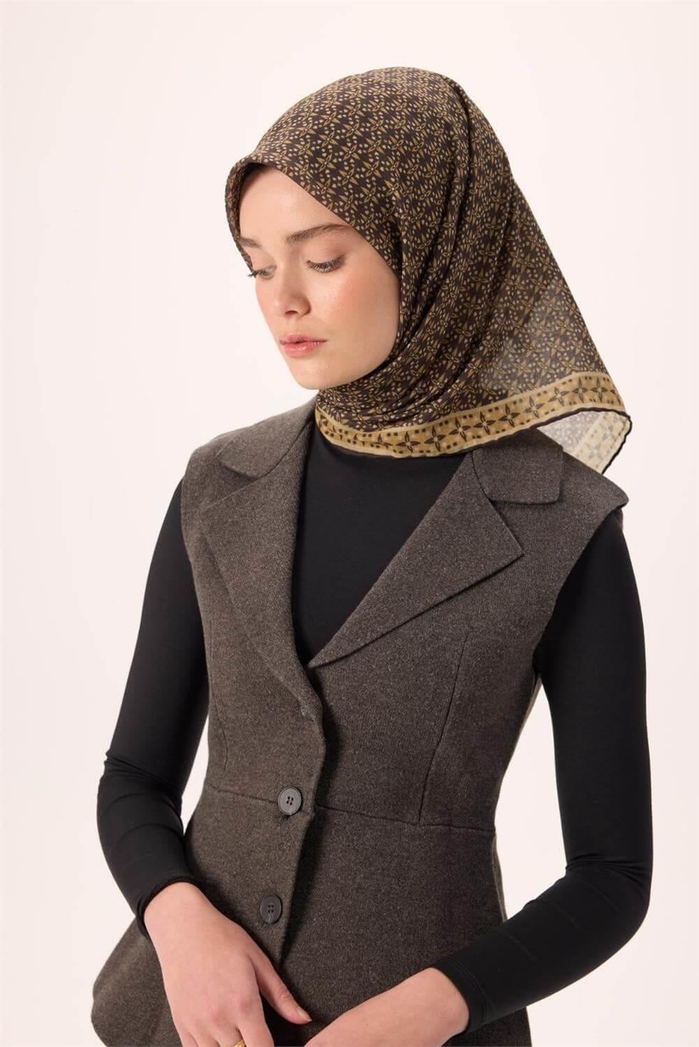 İnce Pamuk Soft Eşarp Siyah-Saman Bej Desenli Kaymaz Dokulu Nefes Alan 90x90