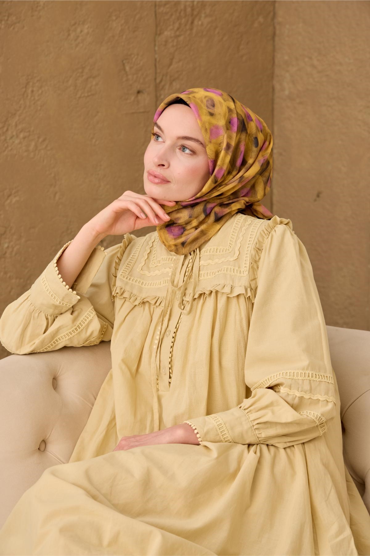 İnce Pamuk Soft Eşarp Siyah-Sarı-Pembe Desenli Kaymaz Dokulu Tok Duruşlu 90x90