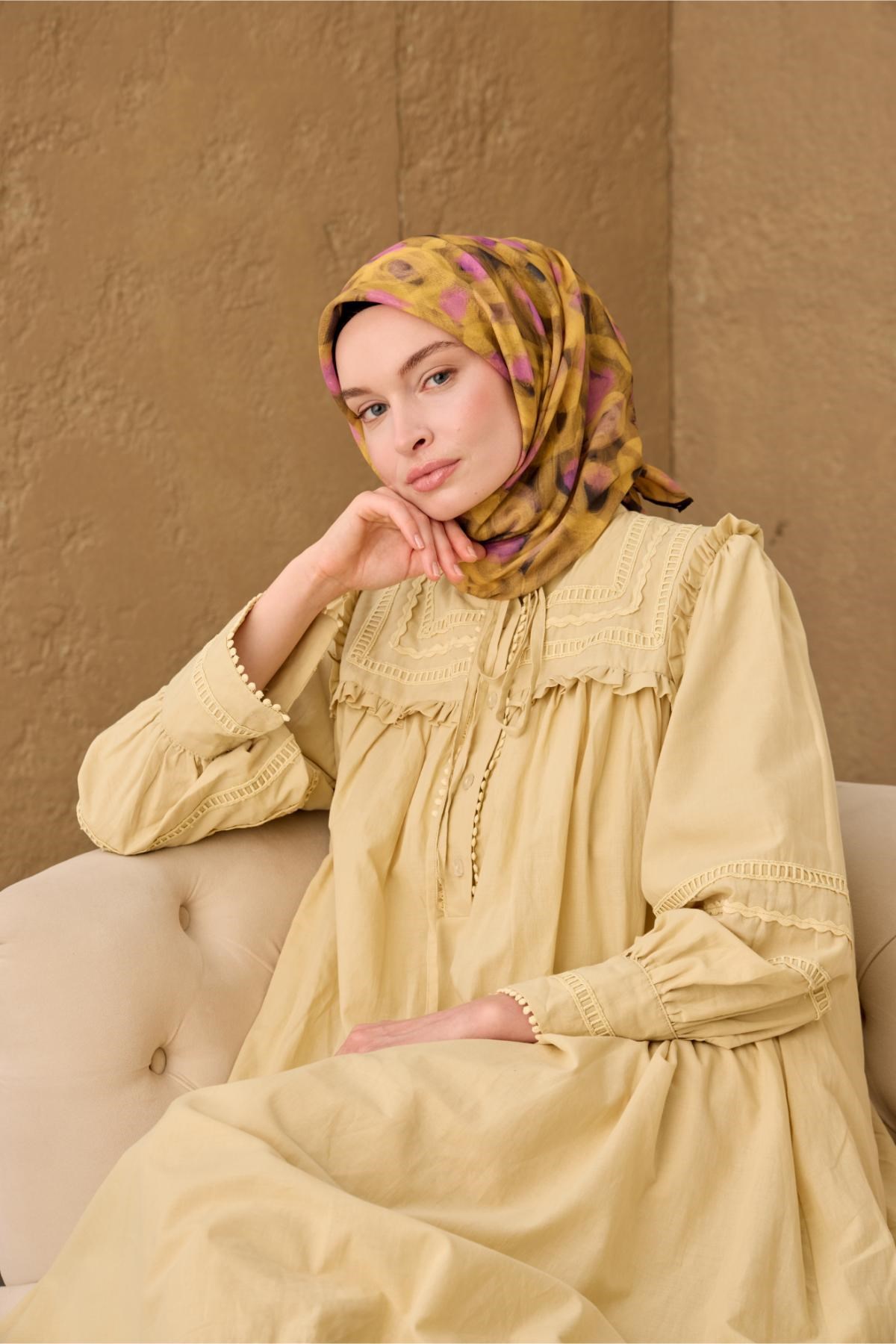 İnce Pamuk Soft Eşarp Siyah-Sarı-Pembe Desenli Kaymaz Dokulu Tok Duruşlu 90x90