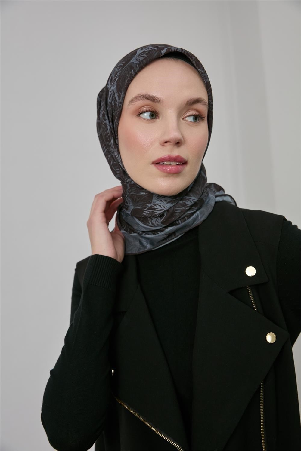 İnce Pamuk Soft Eşarp Siyah Yaprak Desenli Hafif Dokulu 90x90