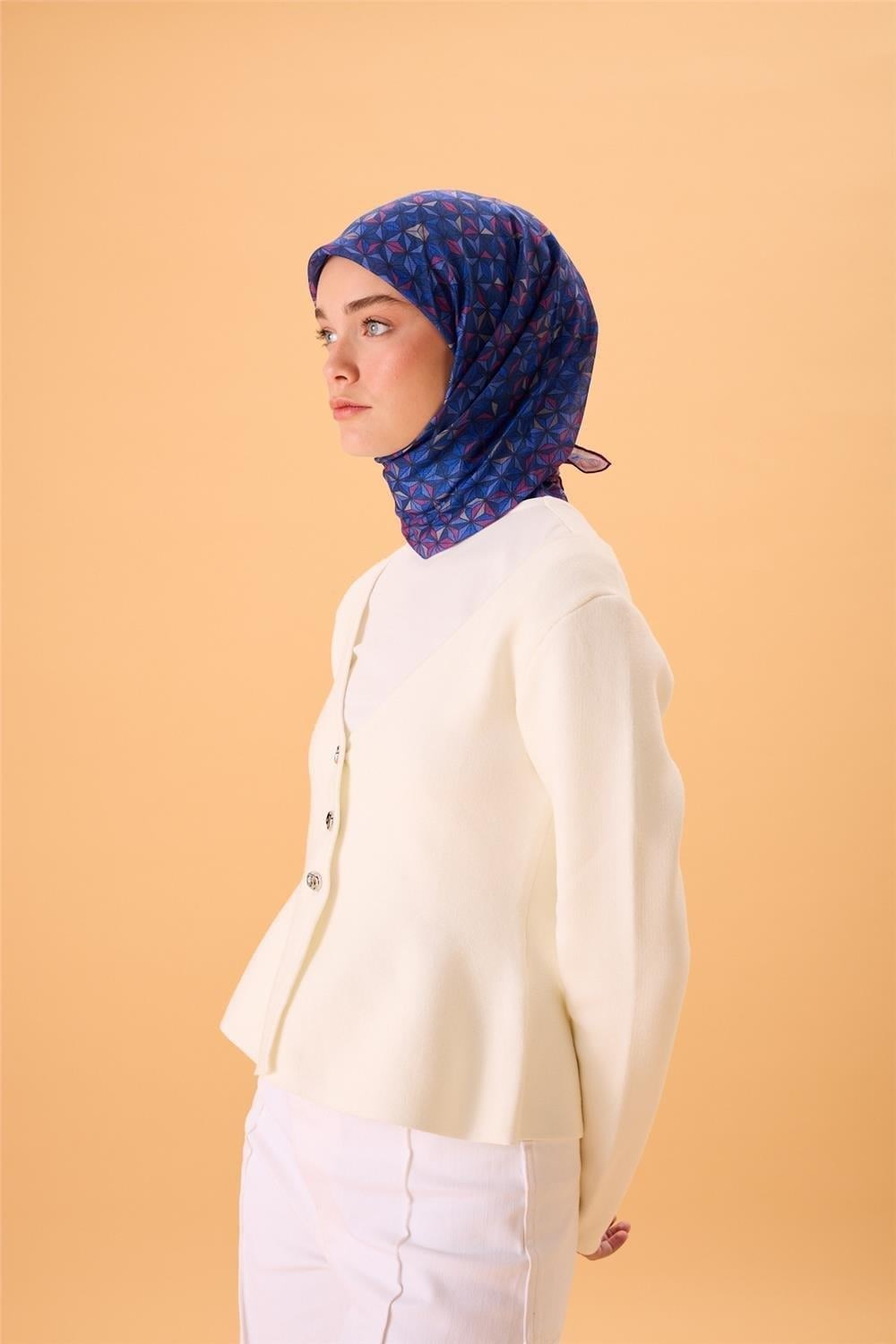 İnce Pamuk Soft Eşarp Violet Mavi Lila Gece Mavisi Saks Krem Desenli Kaymaz Dokulu Tok Duruşlu 90x90