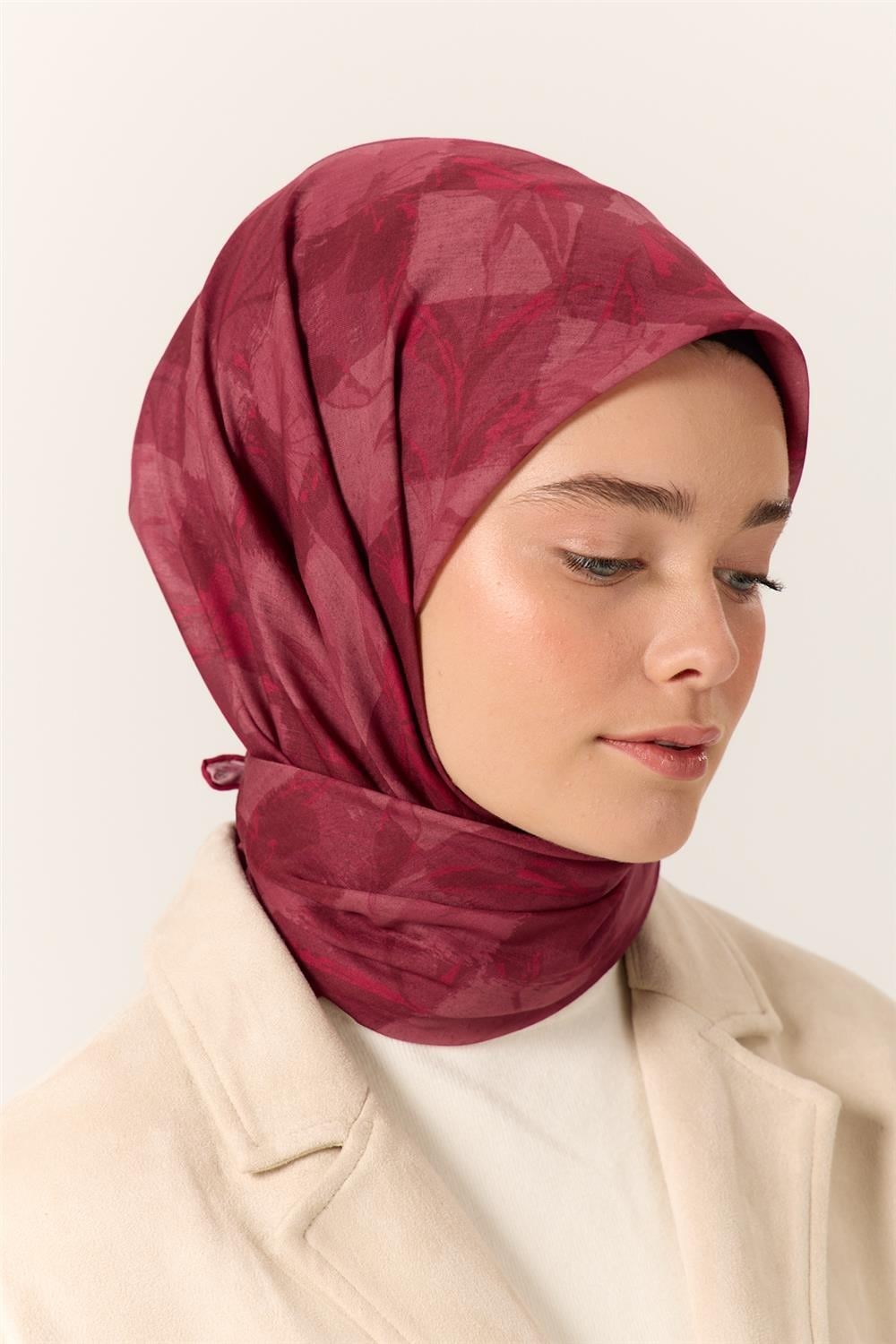 İnce Pamuk Soft Eşarp Vişne-Fuşya Desenli Kaymaz Dokulu Tok Duruşlu 90x90