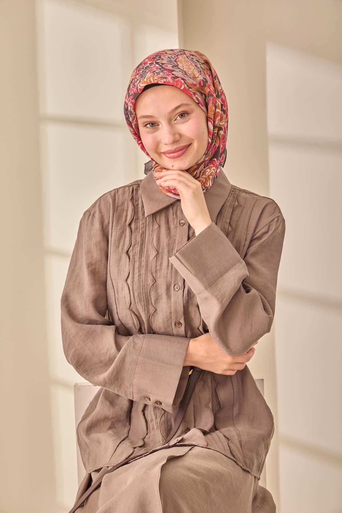 İpek Karışımlı Olinda Eşarp Siyah Taba Kırmızı Pembe Desenli Dört Mevsim 90x90
