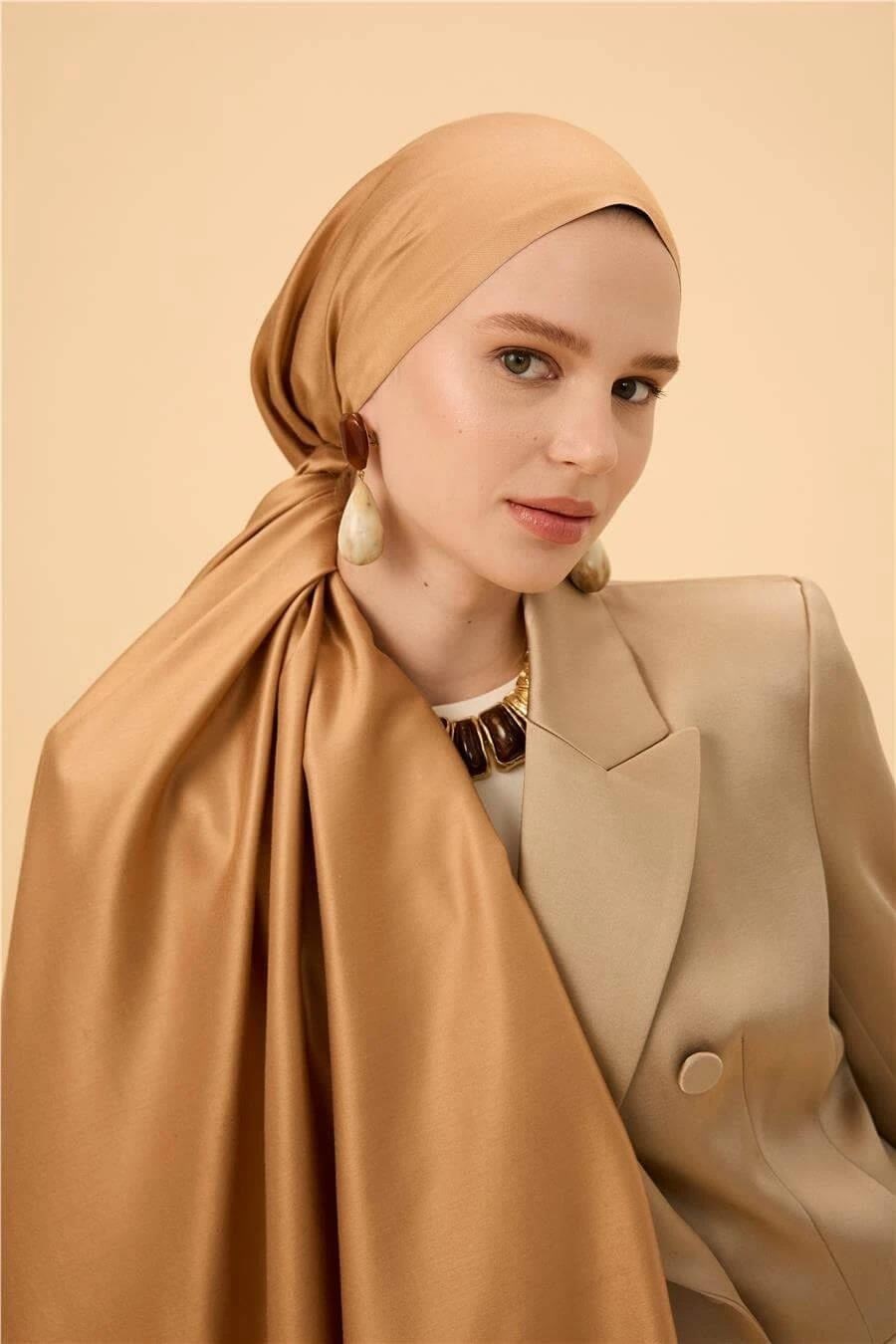 Koyu Gold Vizon Düz Çift Taraflı İpek Şal Modeli