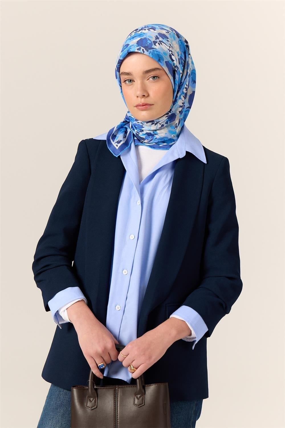 Organik Pamuk İpek Eşarp Gece Mavisi Gök Mavi Çiçek Desenli Tok Duruşlu 90x90