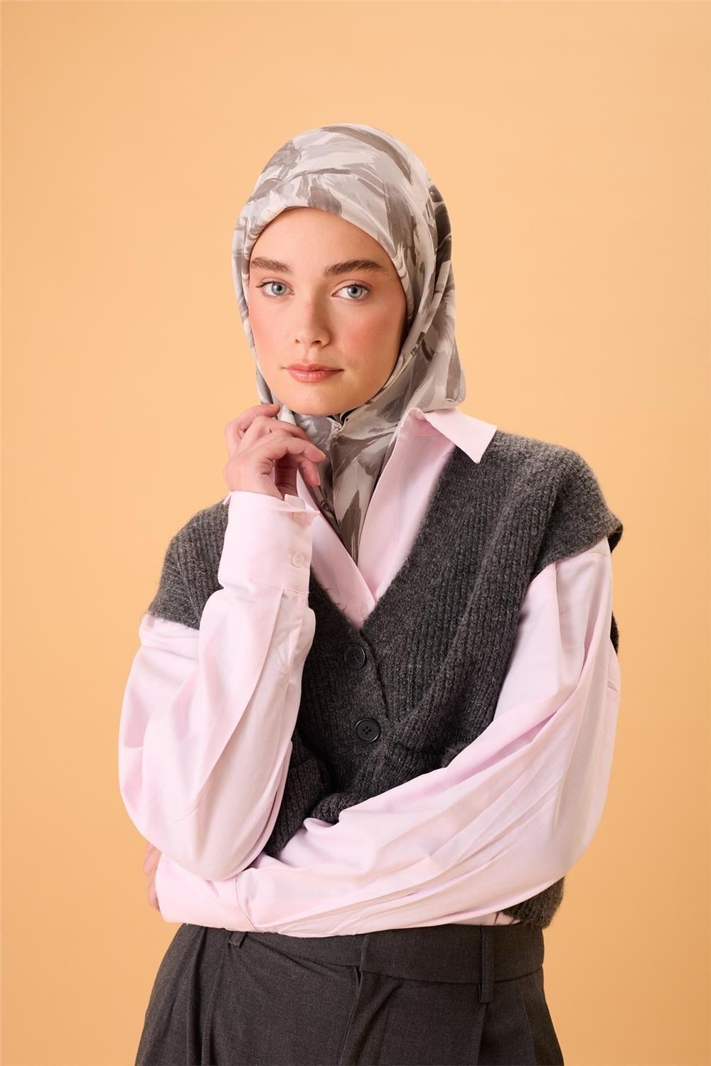 Organik Pamuk İpek Eşarp Gri-Füme Desenli Kaymaz Dokulu Akışkan Duruşlu 90x90