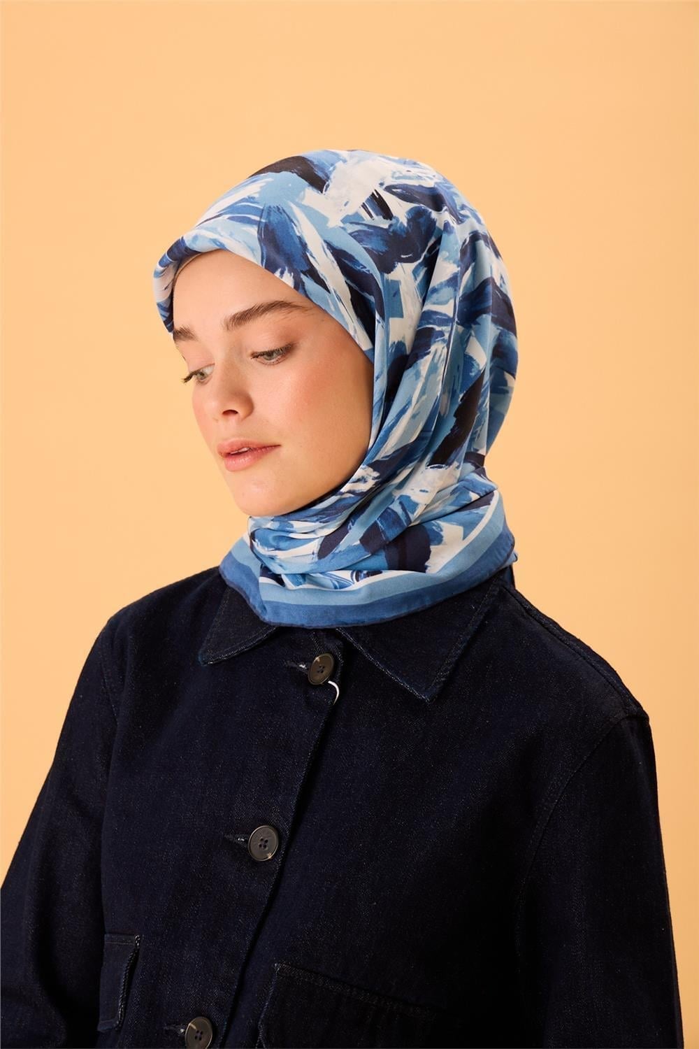Organik Pamuk İpek Eşarp İndigo-Siyah-Beyaz-Gece Mavisi-Bebe Mavi Desenli Kaymaz Tok Duruşlu 90x90