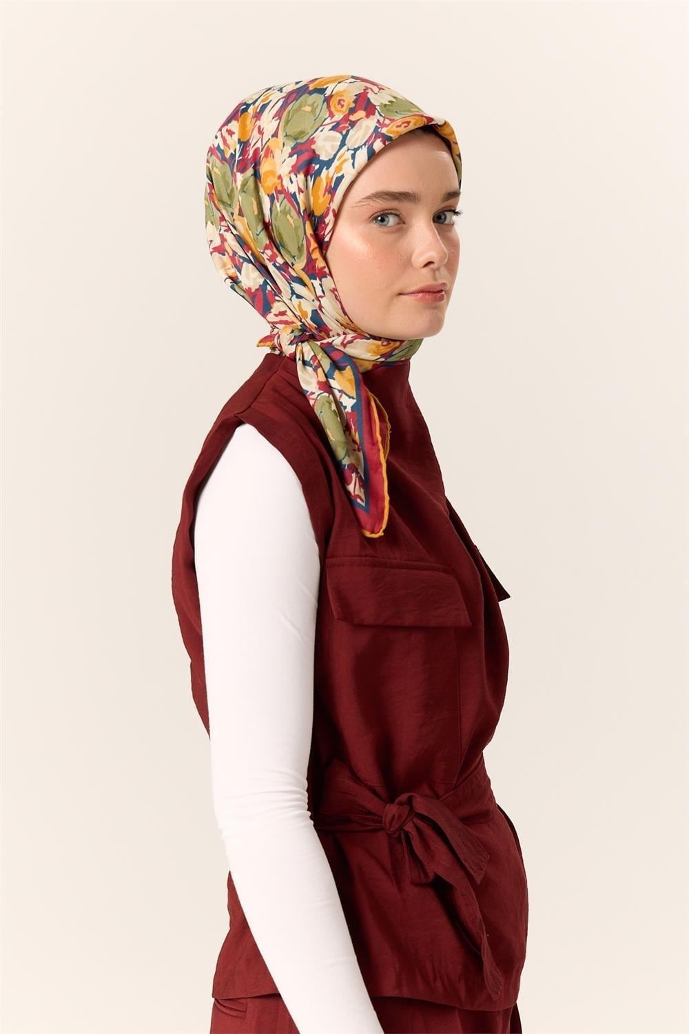 Organik Pamuk İpek Eşarp Lacivert Çilek Kırmızısı Çiçek Desenli Tok Duruşlu 90x90
