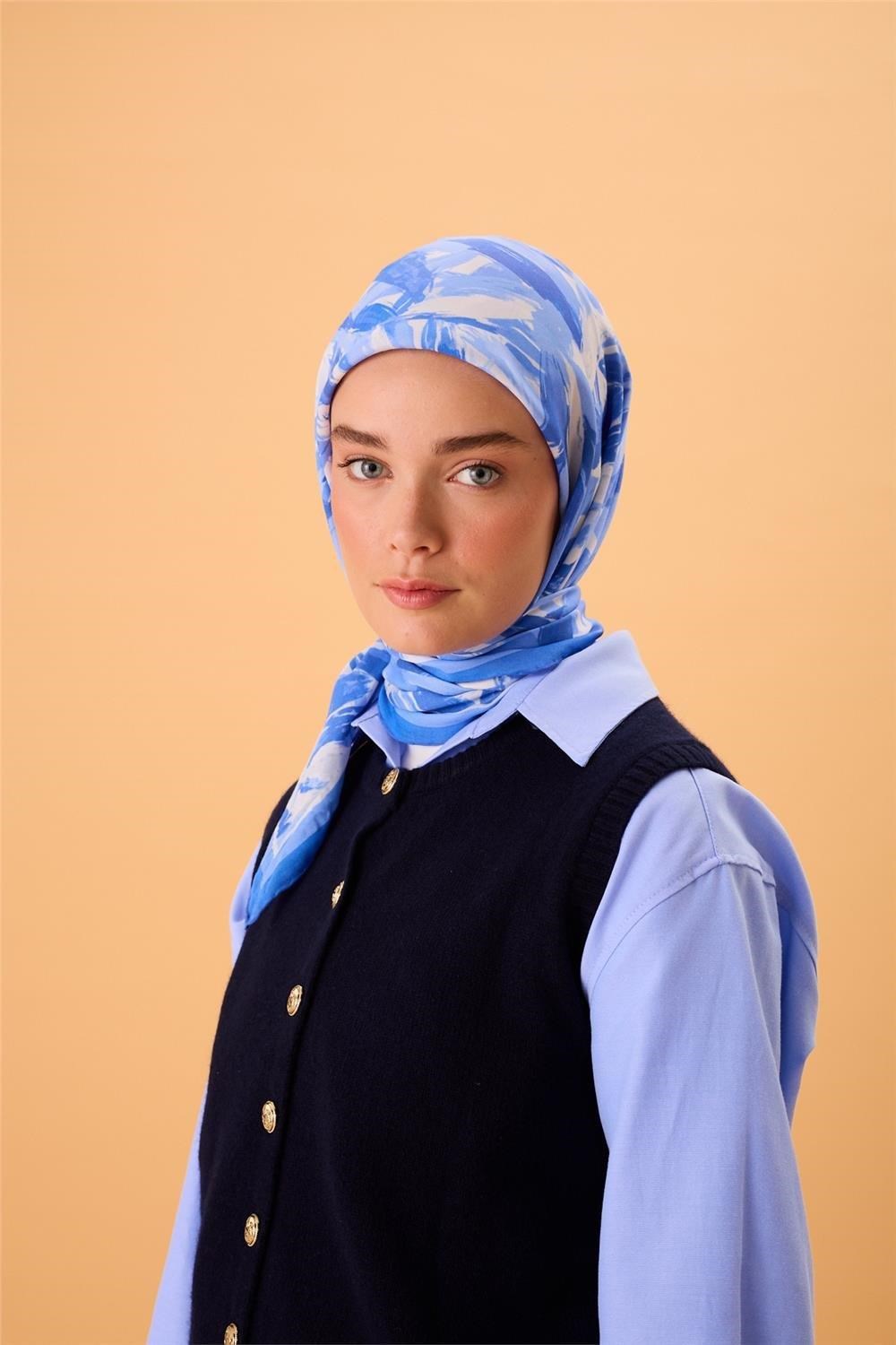 Organik Pamuk İpek Eşarp Mavi-Beyaz-Mavi Lila Desenli Kaymaz Tok Duruşlu 90x90