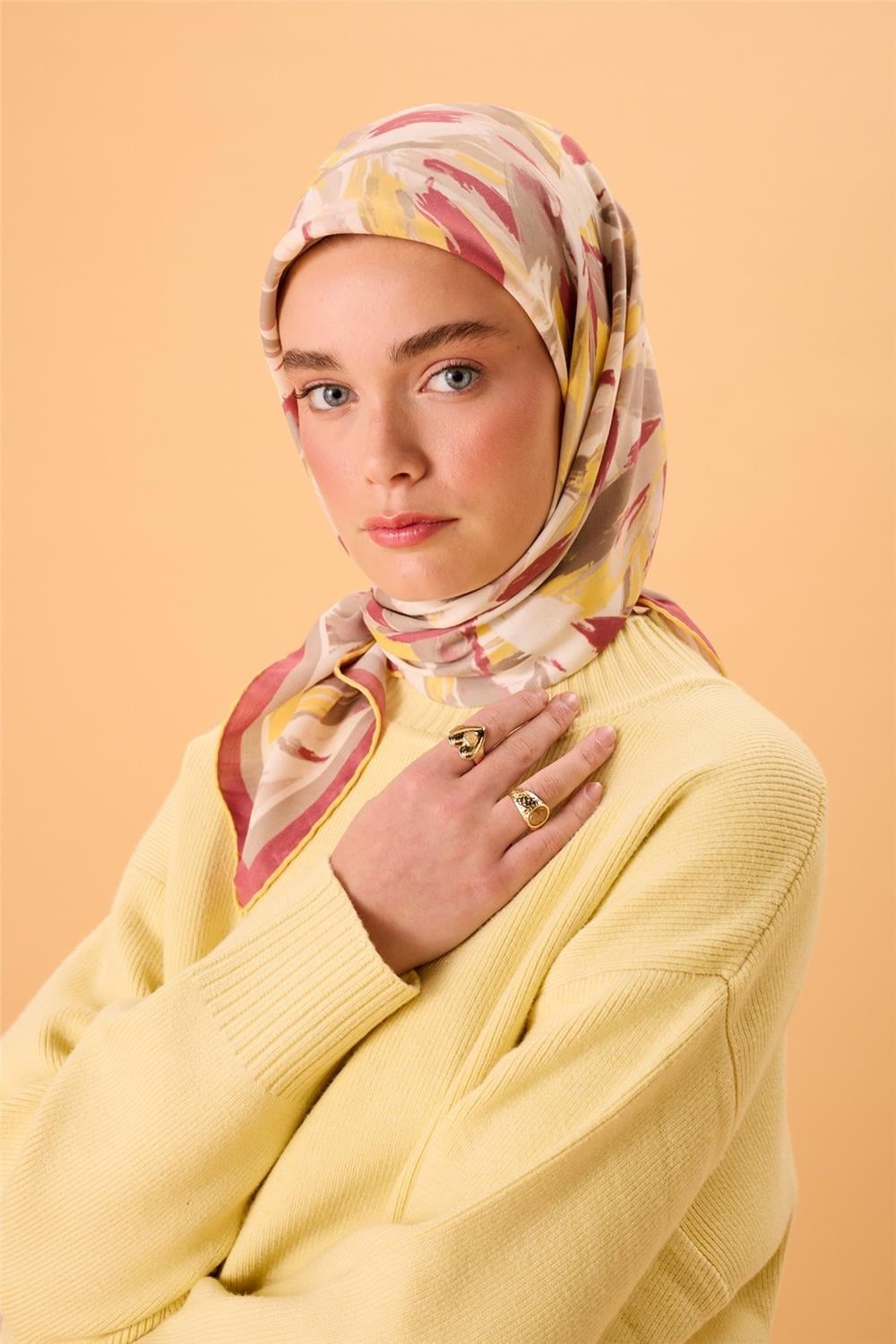 Organik Pamuk İpek Eşarp Rose-Butter Yellow-Gri-Beyaz Desenli Kaymaz Tok Duruşlu 90x90