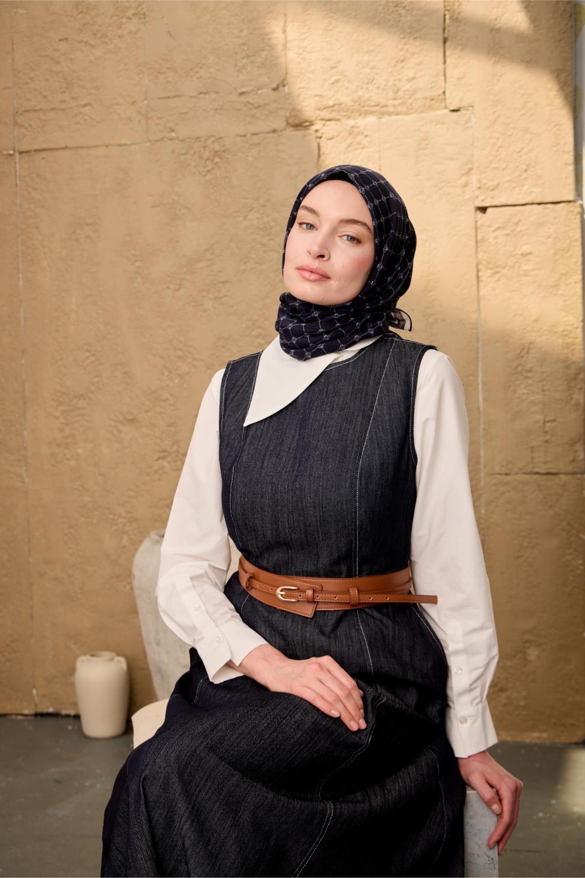 Pamuk Floş Eşarp Lacivert–Gümüş Desenli Kaymaz Dokulu Tok Duruşlu 90x90