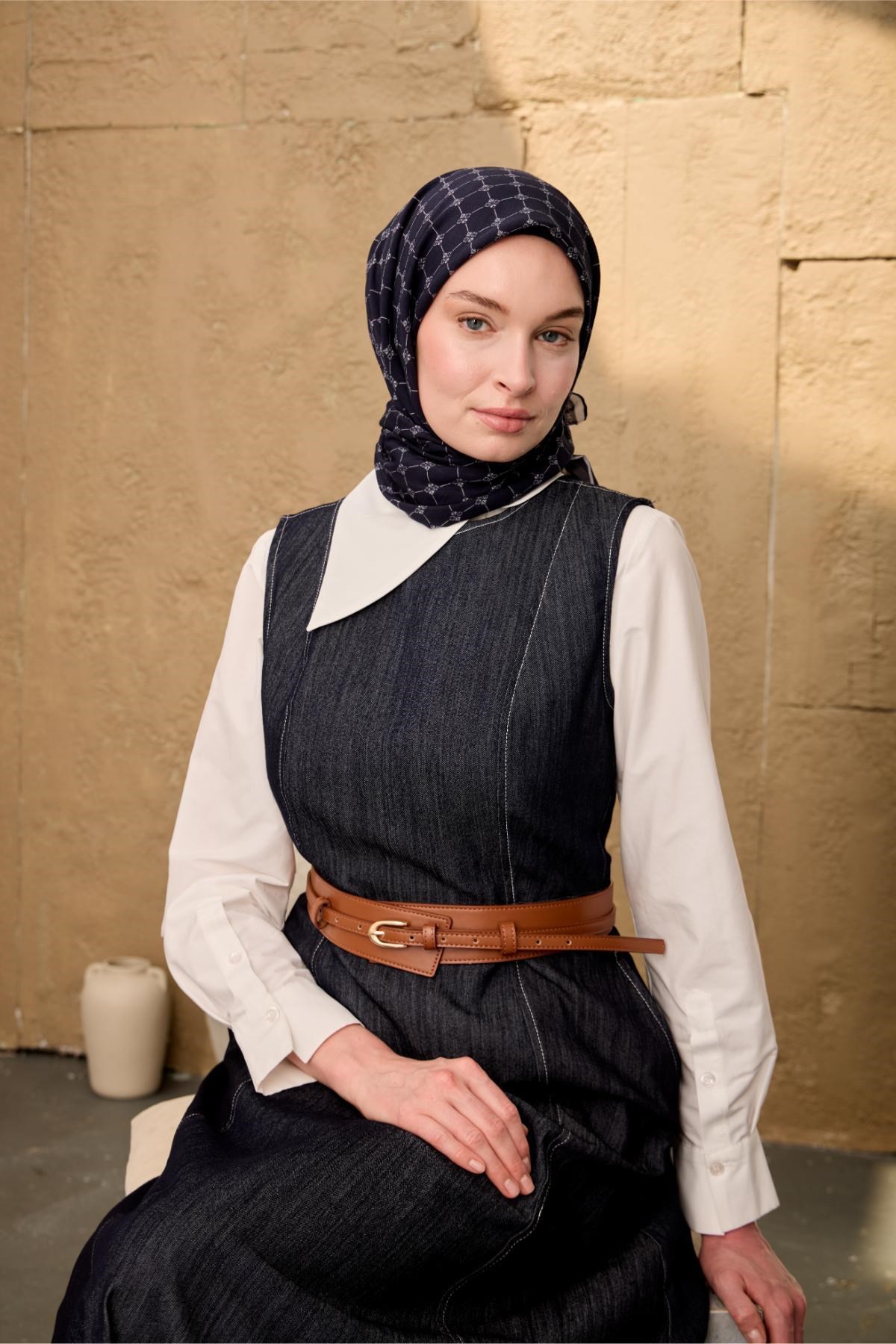 Pamuk Floş Eşarp Lacivert–Gümüş Desenli Kaymaz Dokulu Tok Duruşlu 90x90