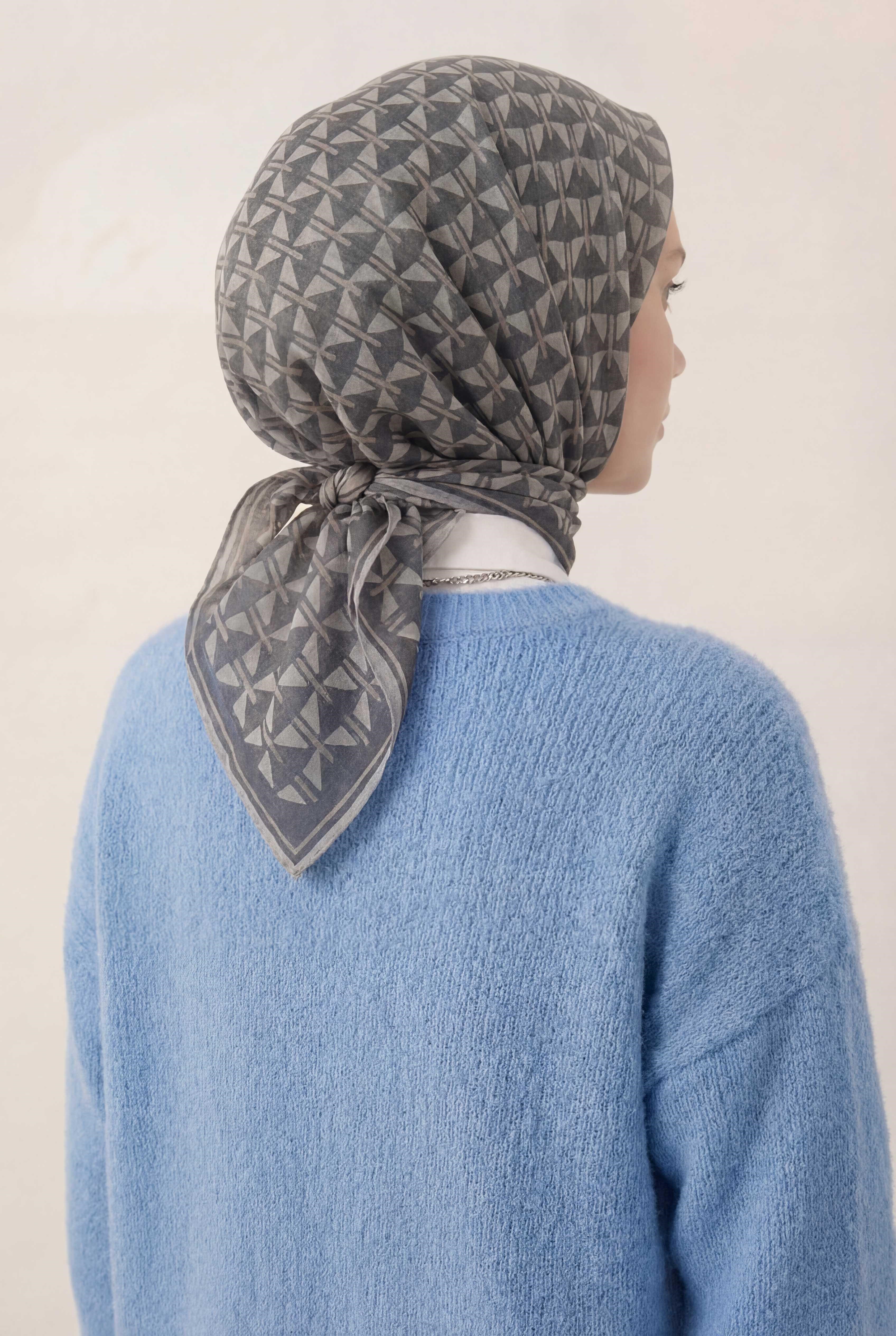 Pamuk Karışımlı Eşarp Açık Gri Geometrik Üçgen Desen Soft Dokulu Kaymaz 90X90