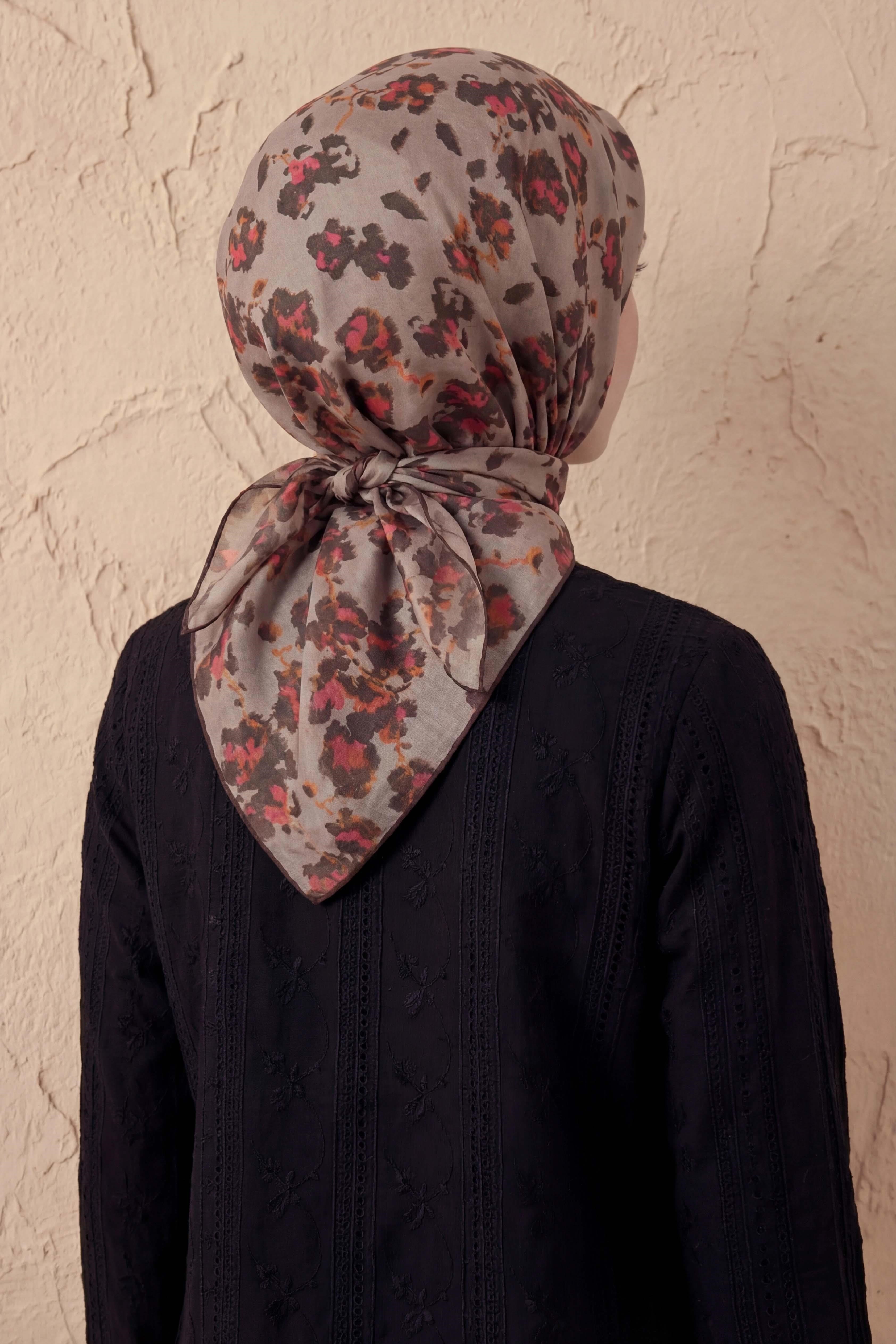 Pamuk Karışımlı Eşarp Çiçekli Desen Sütlü Kahve 90x90