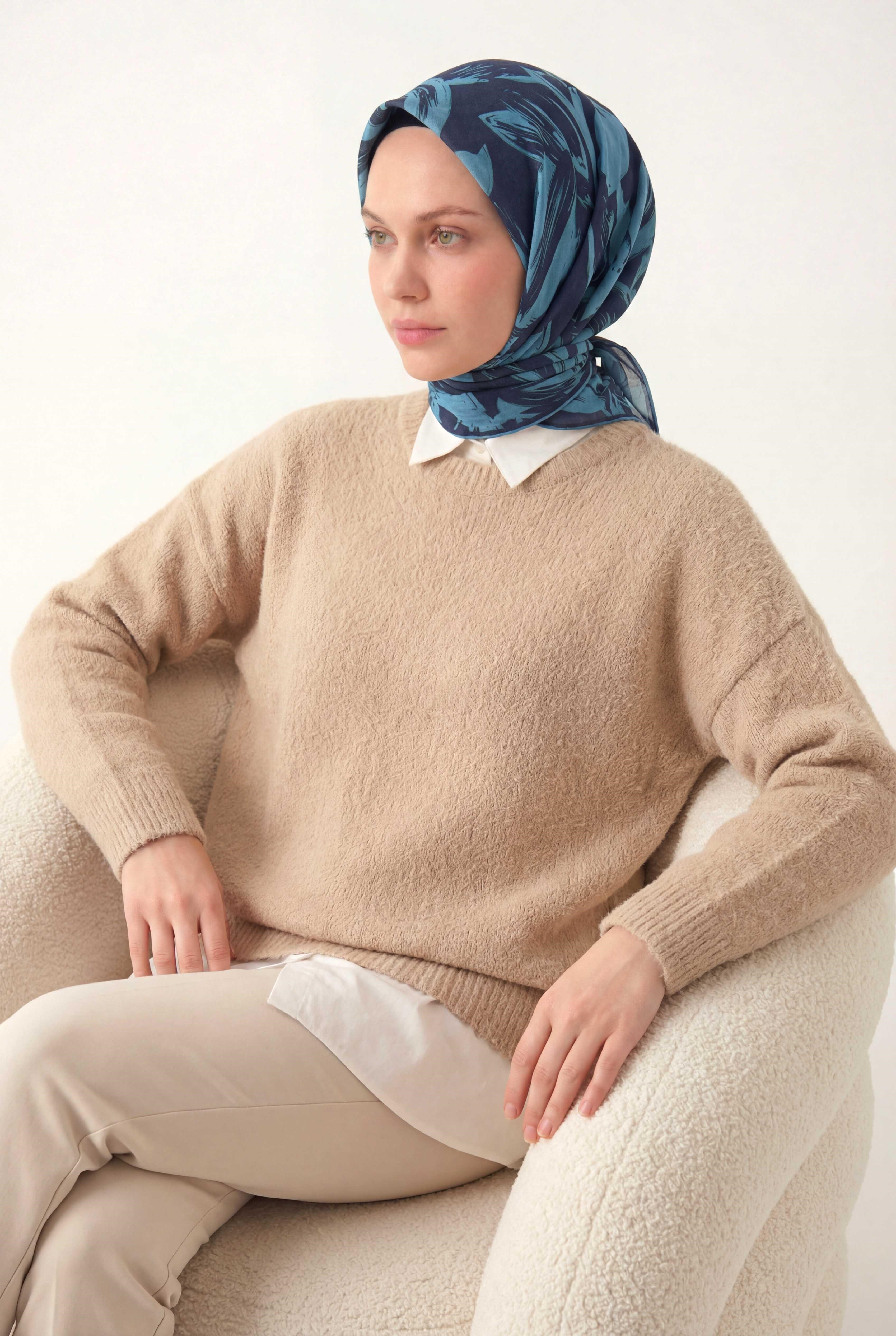 Pamuk Karışımlı Eşarp Gök Mavi Modern Flora Desen Soft Dokulu Kaymaz 90X90