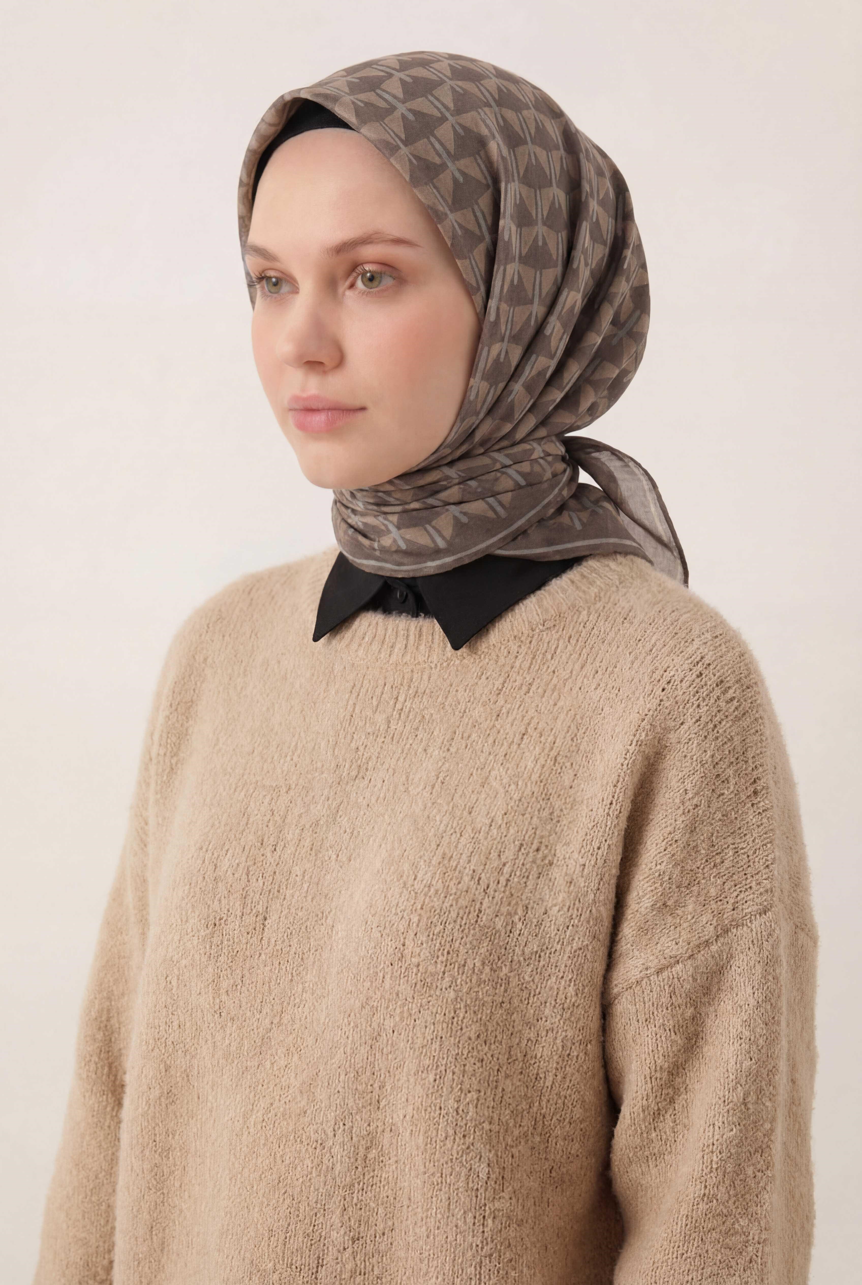 Pamuk Karışımlı Eşarp Haki Geometrik Üçgen Desen Soft Dokulu Kaymaz 90X90