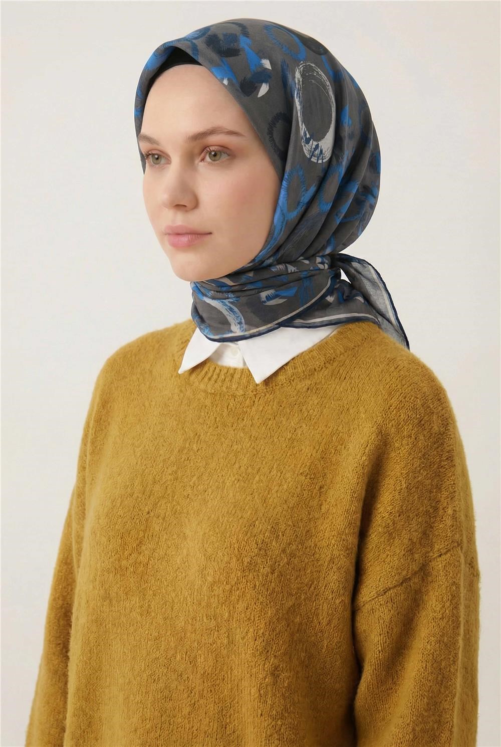 Pamuk Karışımlı Eşarp Koyu Gri Soyut Geometrik Desenli Soft Dokulu Kaymaz 90x90