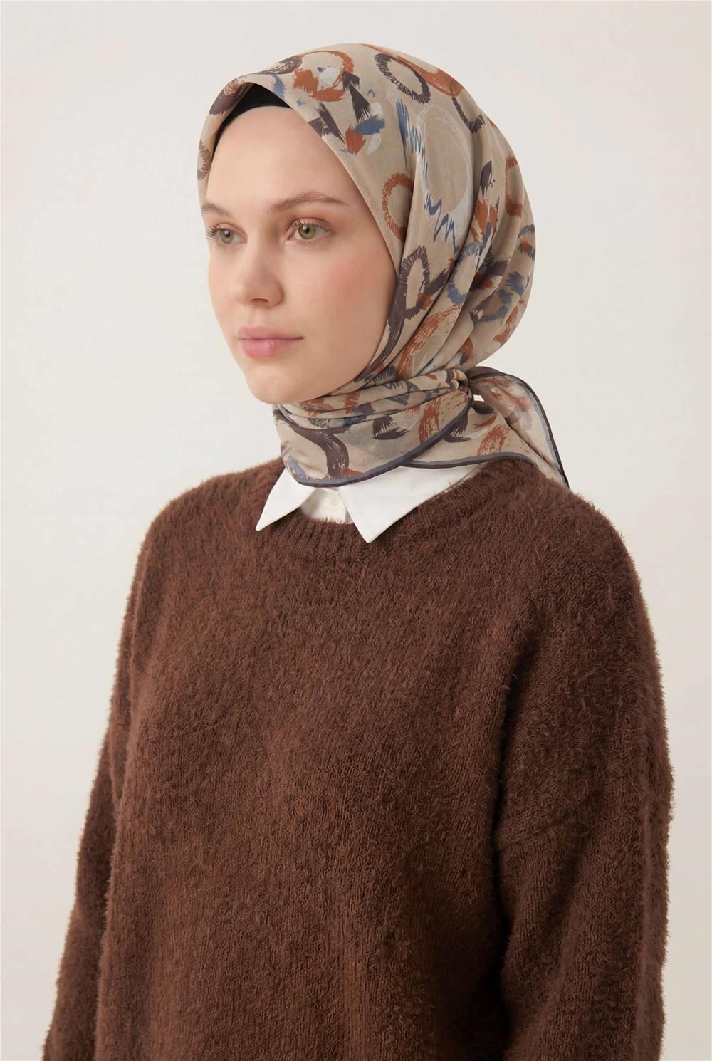 Pamuk Karışımlı Eşarp Krem Retro Soyut Geometrik Desenli Soft Dokulu Kaymaz 90x90