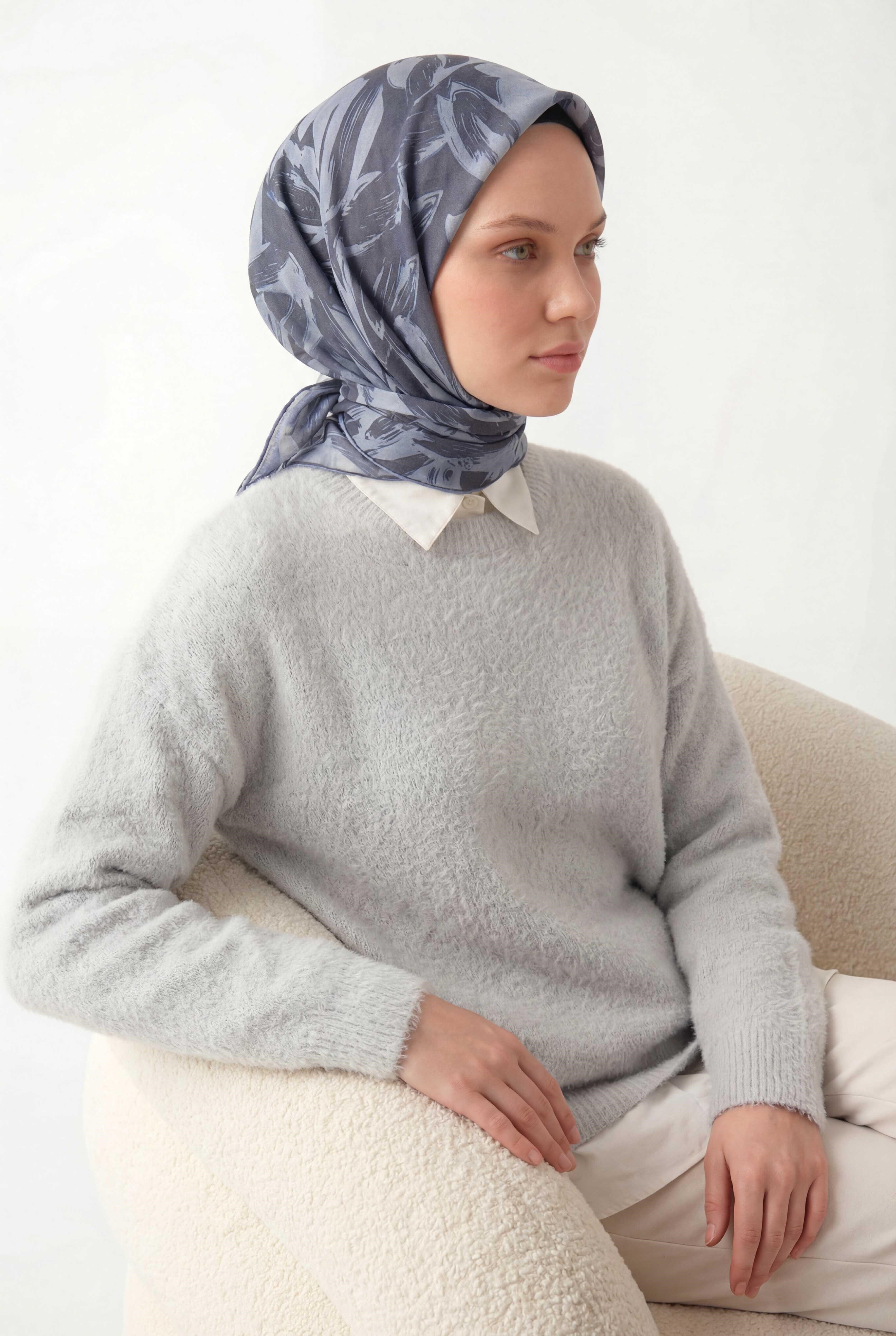 Pamuk Karışımlı Eşarp Mavi Lila Modern Flora Desen Soft Dokulu Kaymaz 90X90