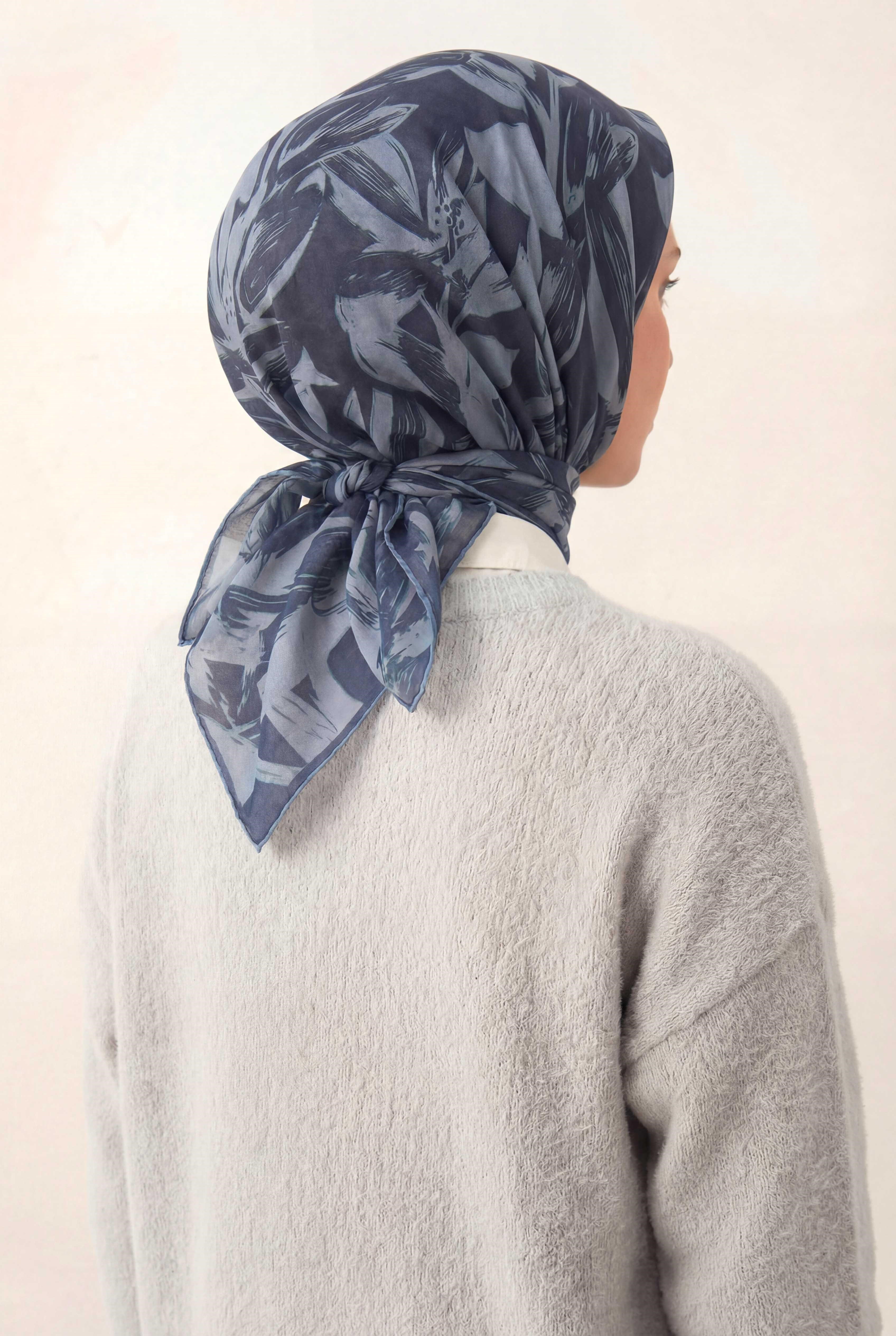 Pamuk Karışımlı Eşarp Mavi Lila Modern Flora Desen Soft Dokulu Kaymaz 90X90