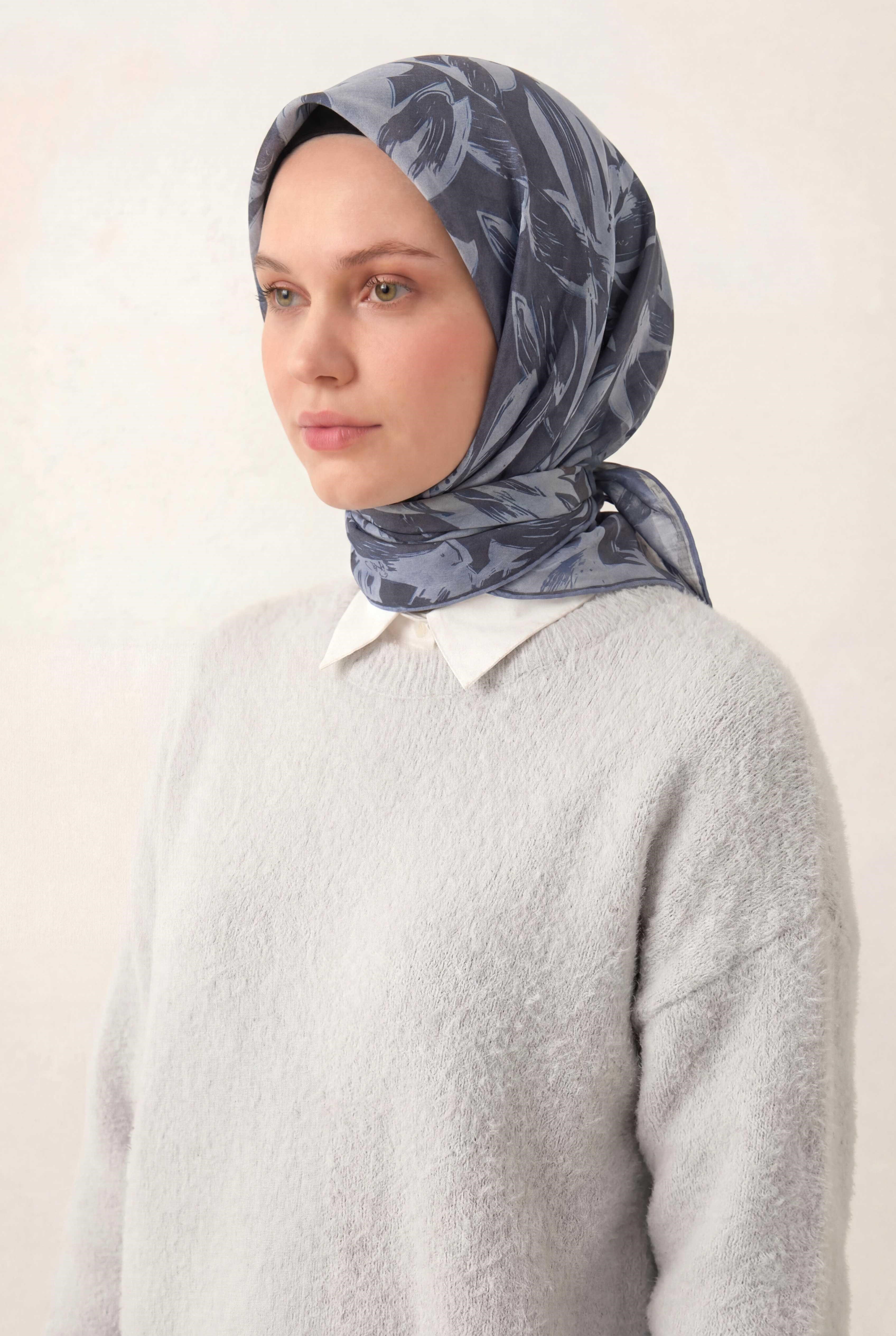 Pamuk Karışımlı Eşarp Mavi Lila Modern Flora Desen Soft Dokulu Kaymaz 90X90