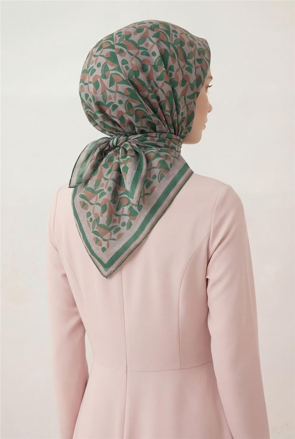 Pamuk Karışımlı Eşarp Pudra Retro Geometrik Desenli Soft Dokulu Kaymaz 90x90