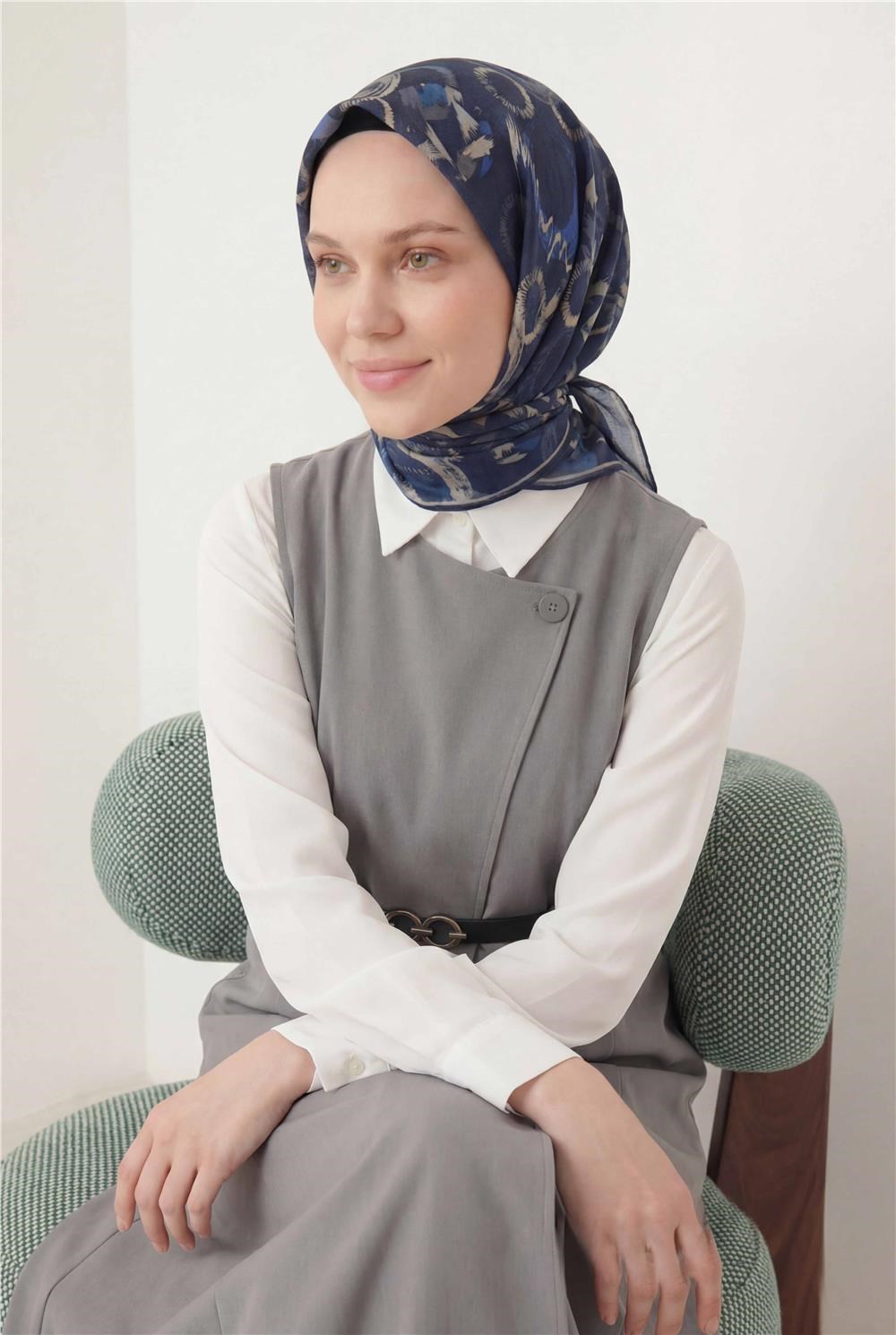Pamuk Karışımlı Eşarp Saks Mavisi Soyut Geometrik Desenli Soft Dokulu Kaymaz 90x90