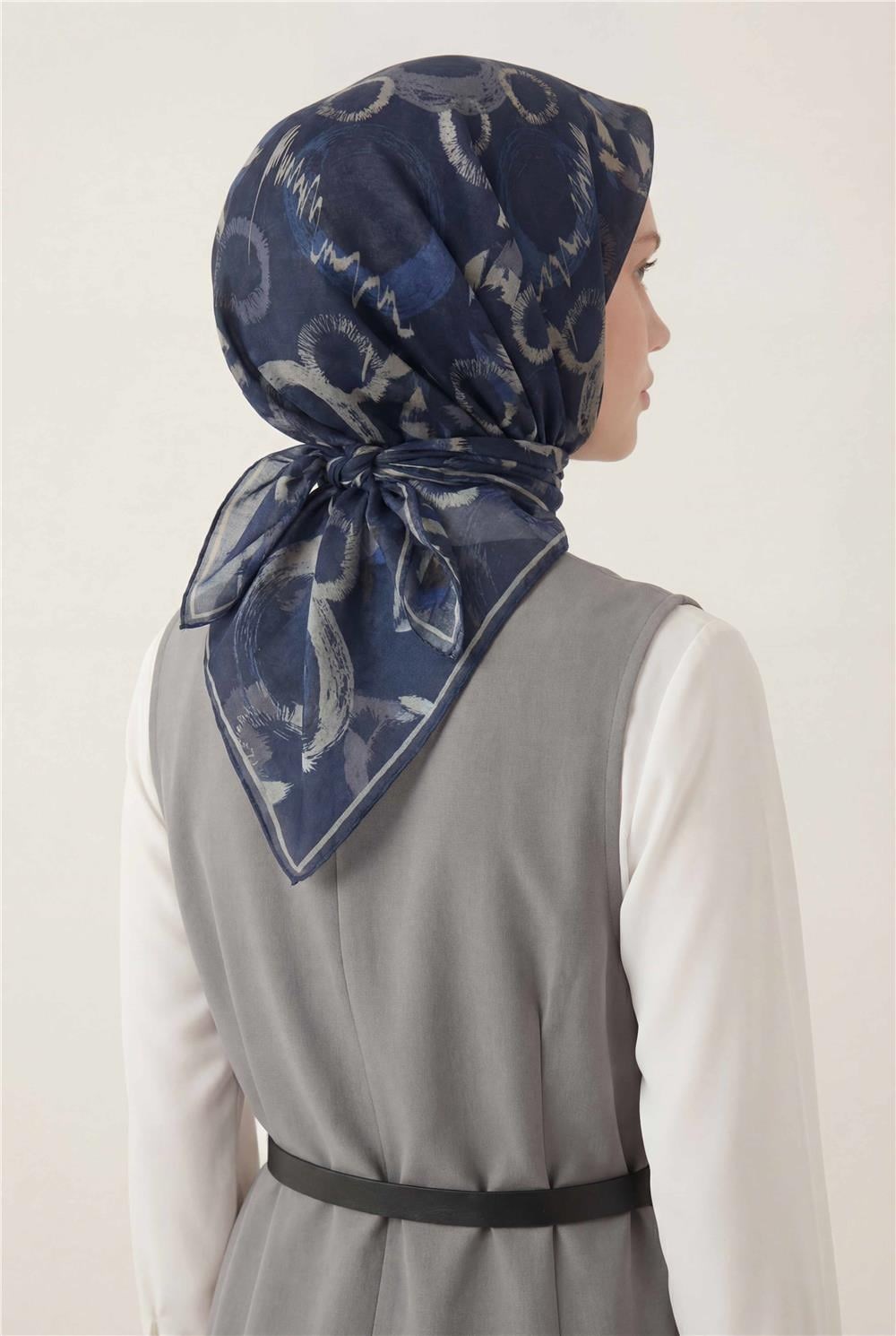 Pamuk Karışımlı Eşarp Saks Mavisi Soyut Geometrik Desenli Soft Dokulu Kaymaz 90x90