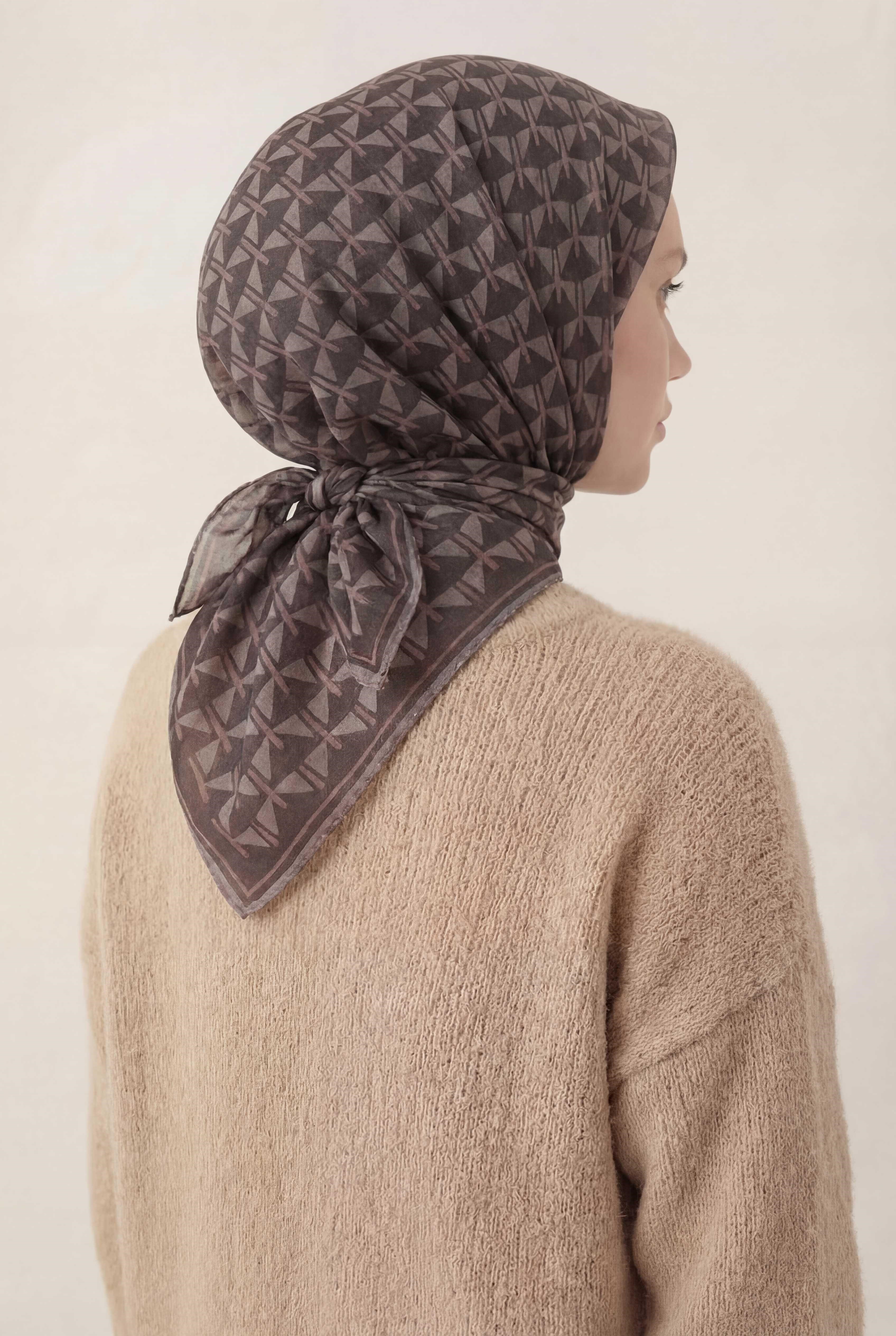 Pamuk Karışımlı Eşarp Siyah Geometrik Üçgen Desen Soft Dokulu Kaymaz 90X90