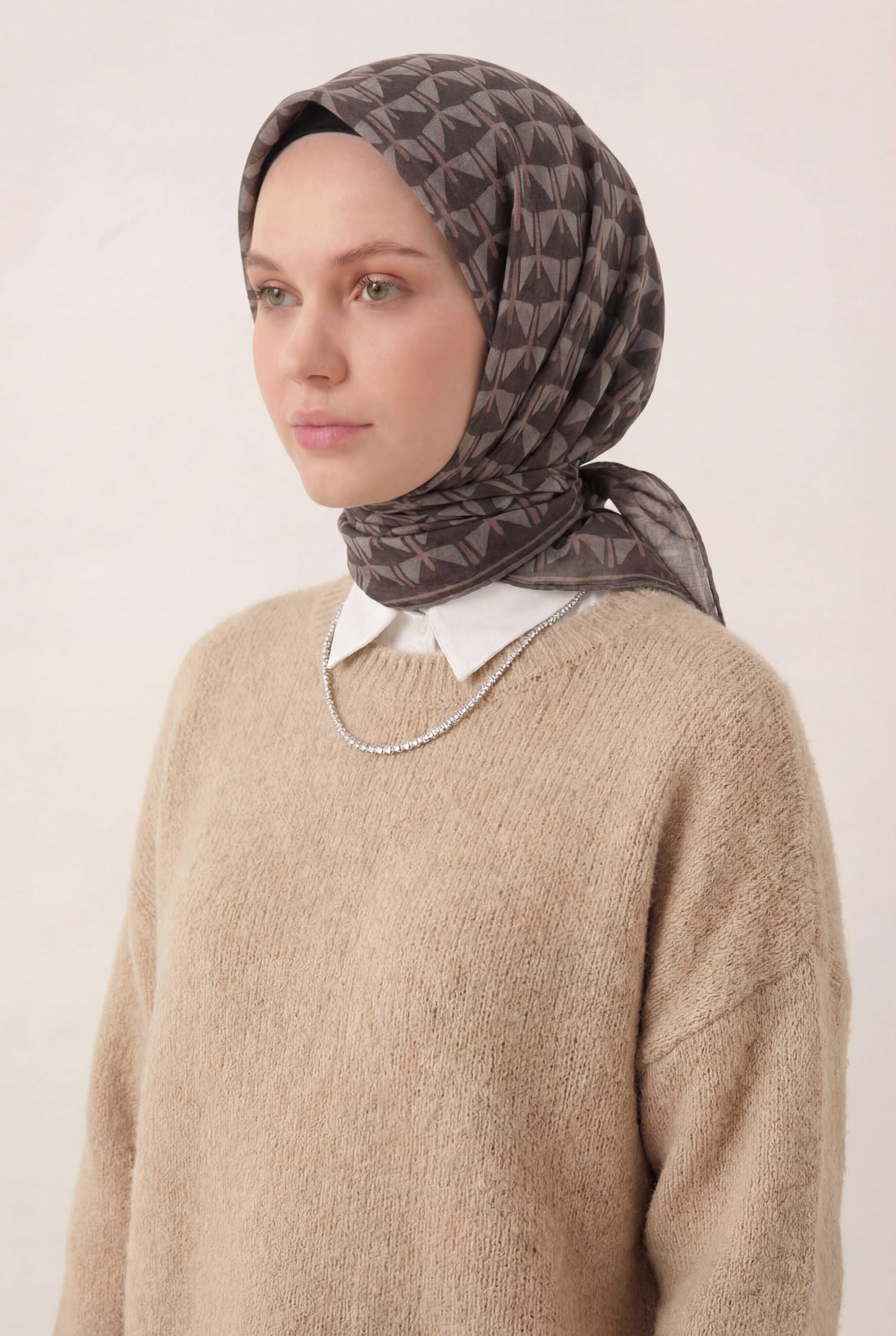 Pamuk Karışımlı Eşarp Siyah Geometrik Üçgen Desen Soft Dokulu Kaymaz 90X90