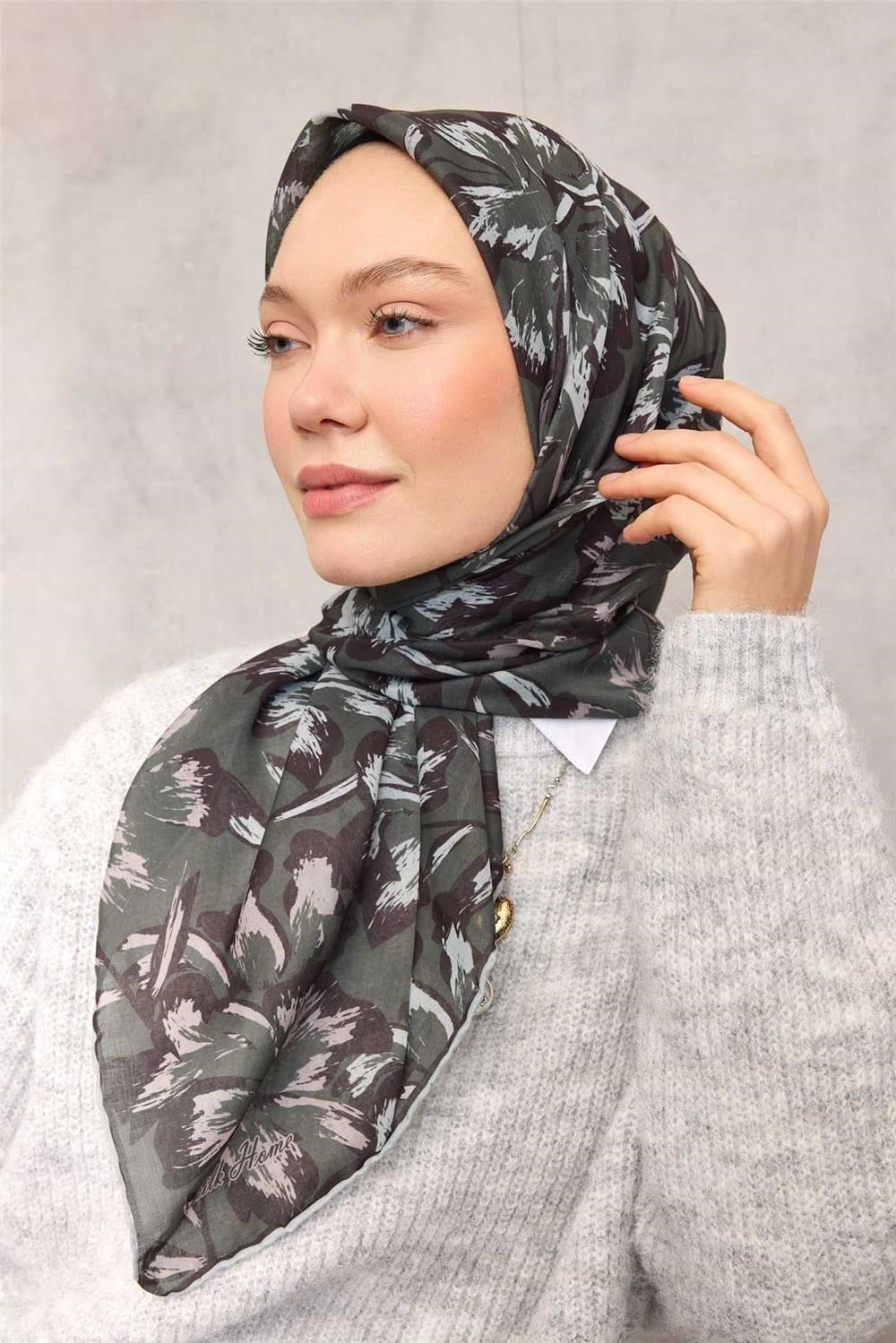 Pamuk Polyester Eşarp Asker Yeşili Büyük Papatya Desenli Soft Dokulu Kaymaz 90x90