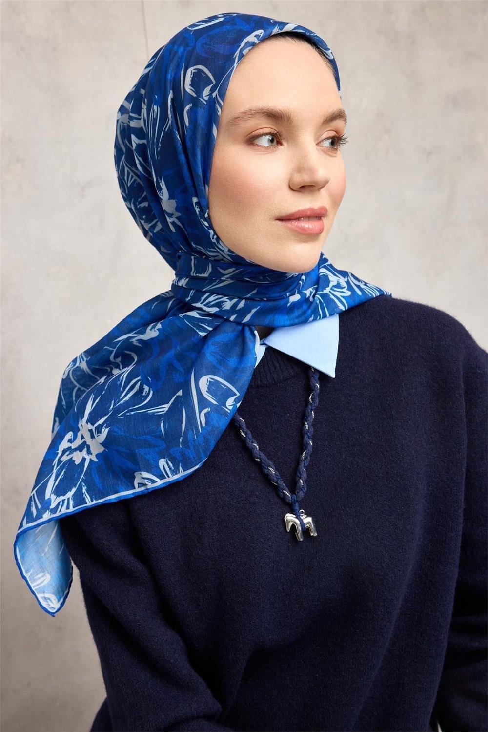 Pamuk Polyester Eşarp Gece Mavisi-Beyaz Saks Taş Botanik Desenli Soft Dokulu Tok Duruşlu 90x90