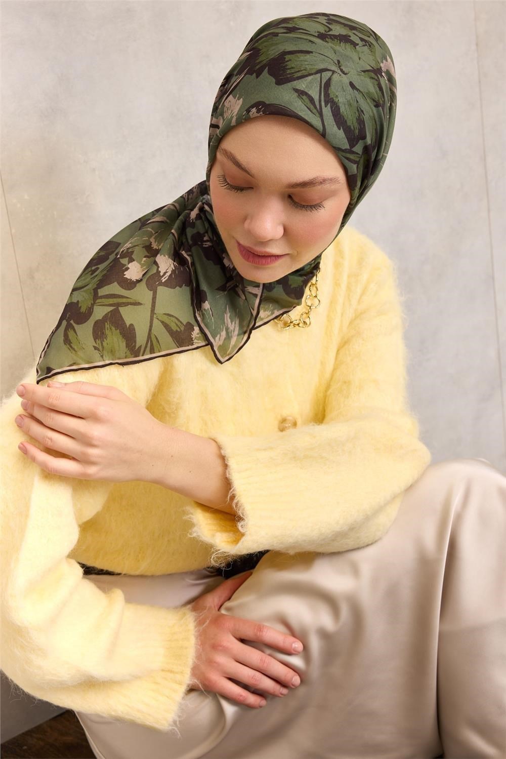 Pamuk Polyester Eşarp Haki Yeşili Büyük Papatya Desenli Soft Dokulu Kaymaz 90x90