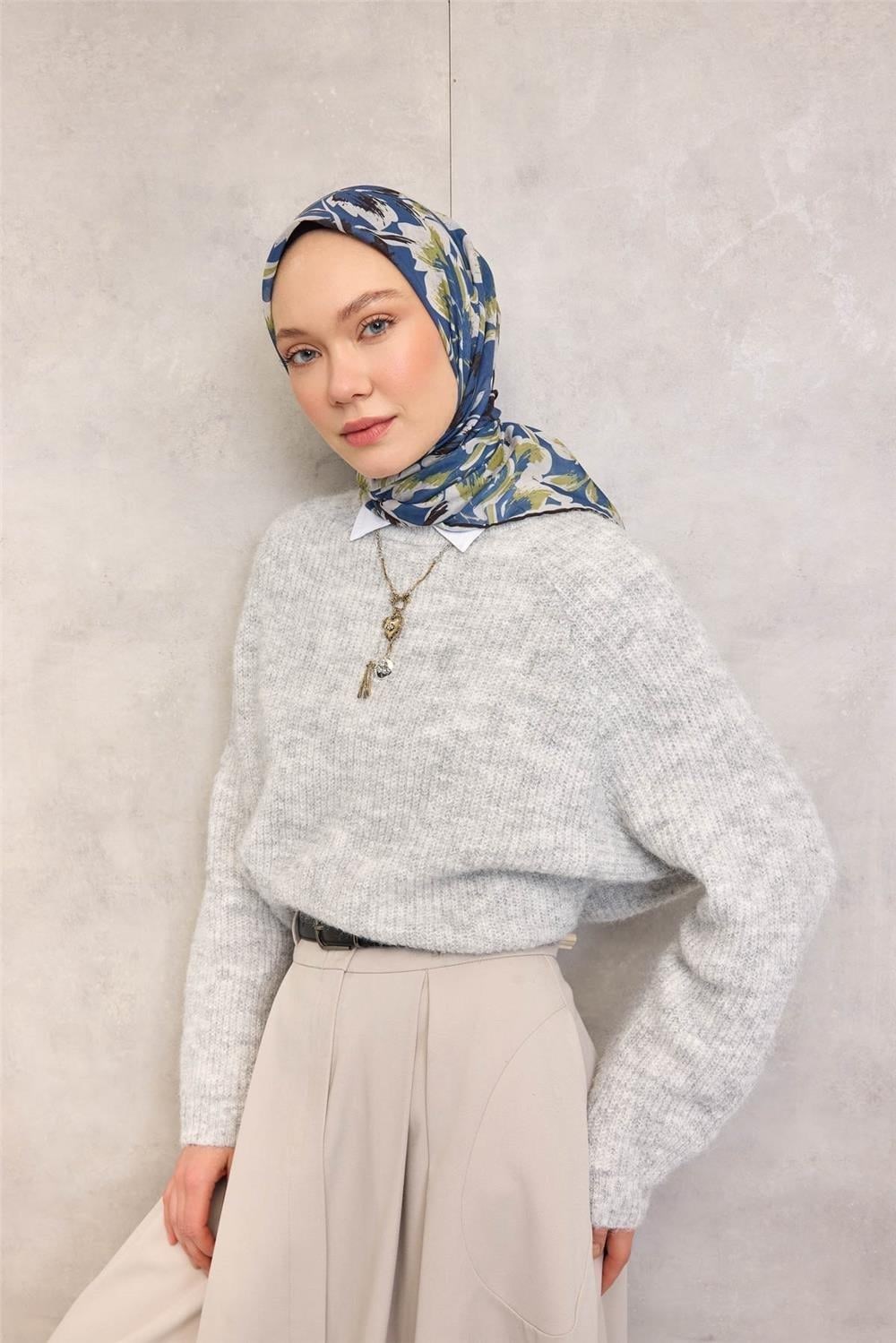 Pamuk Polyester Eşarp Mavi Büyük Papatya Desenli Soft Dokulu Kaymaz 90x90