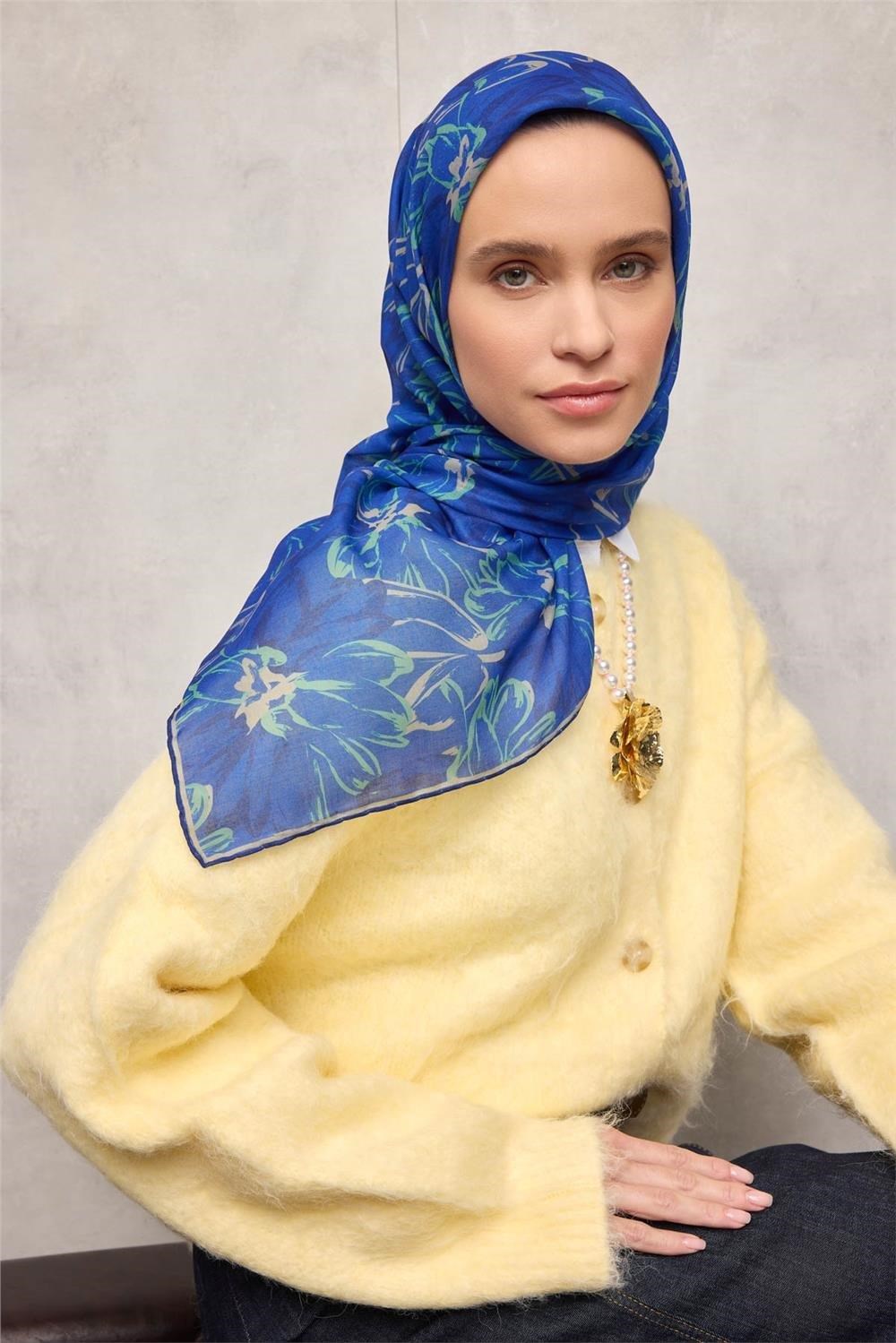 Pamuk Polyester Eşarp Saks-Karamel Yeşil Lacivert Botanik Desenli Soft Dokulu Tok Duruşlu 90x90