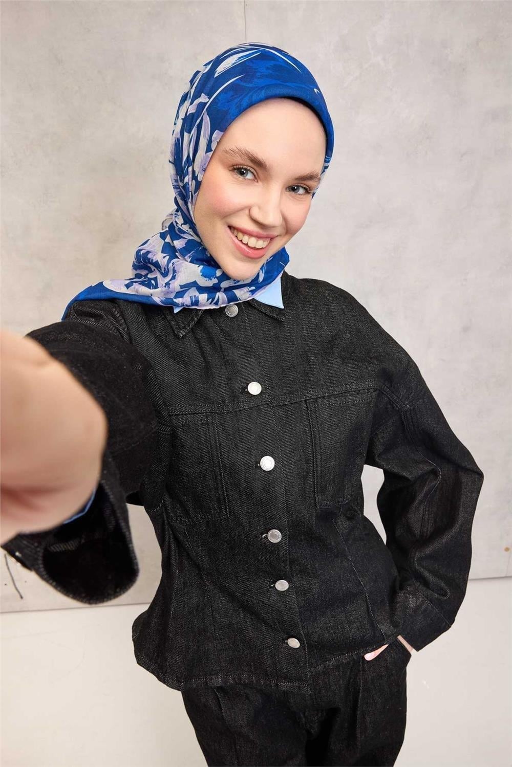Pamuk Polyester Eşarp Saks Mavi Büyük Papatya Desenli Soft Dokulu Kaymaz 90x90