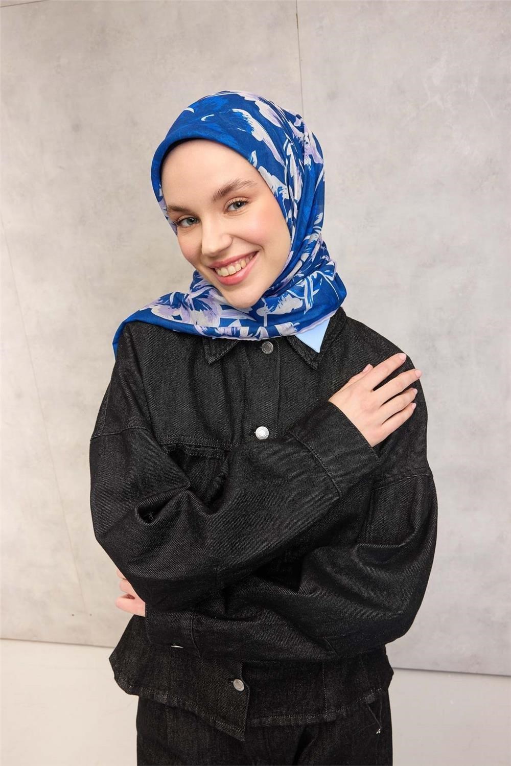 Pamuk Polyester Eşarp Saks Mavi Büyük Papatya Desenli Soft Dokulu Kaymaz 90x90