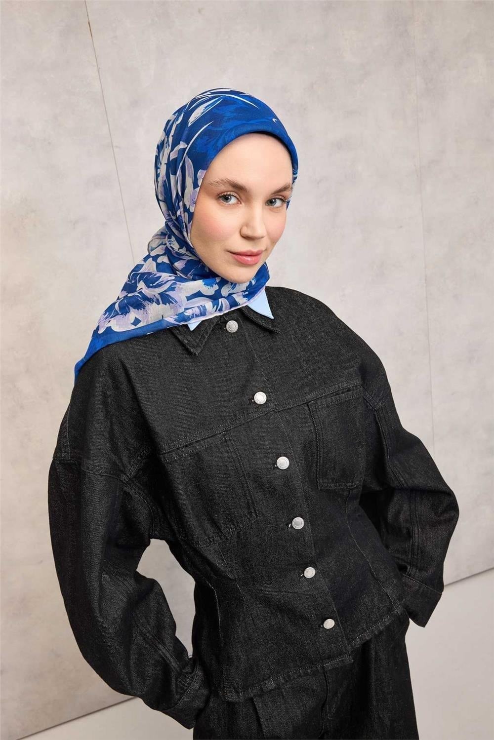 Pamuk Polyester Eşarp Saks Mavi Büyük Papatya Desenli Soft Dokulu Kaymaz 90x90