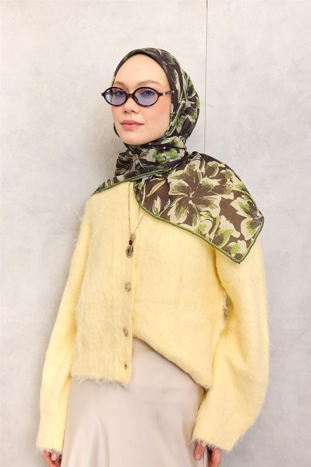 Pamuk Polyester Eşarp Siyah Büyük Papatya Desenli Soft Dokulu Kaymaz 90x90