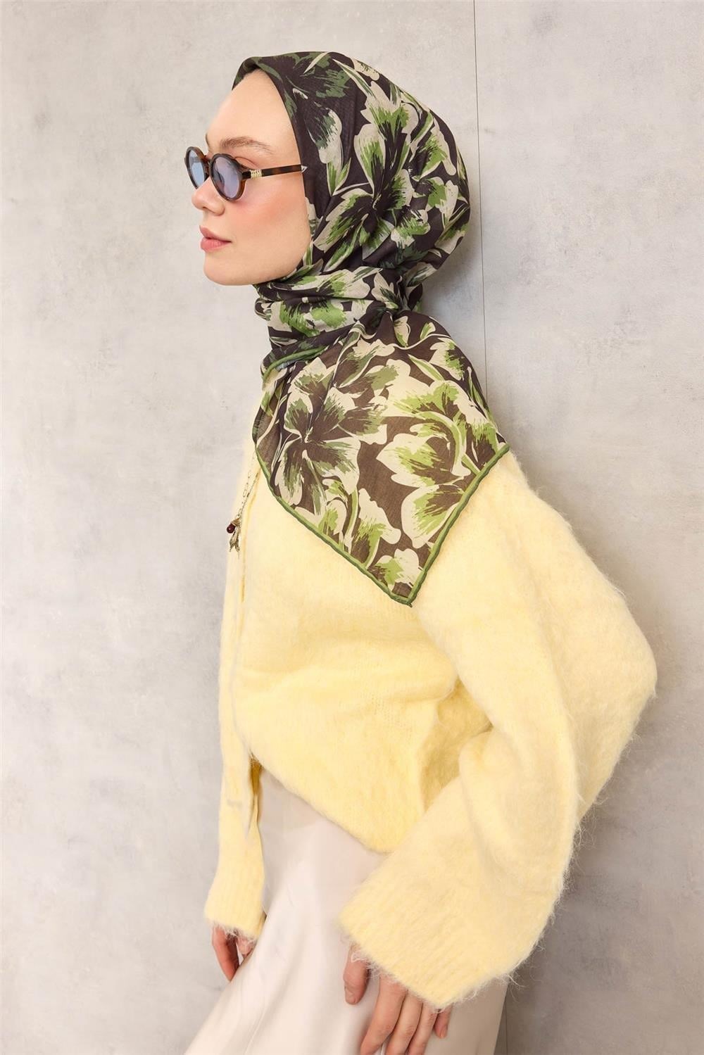 Pamuk Polyester Eşarp Siyah Büyük Papatya Desenli Soft Dokulu Kaymaz 90x90