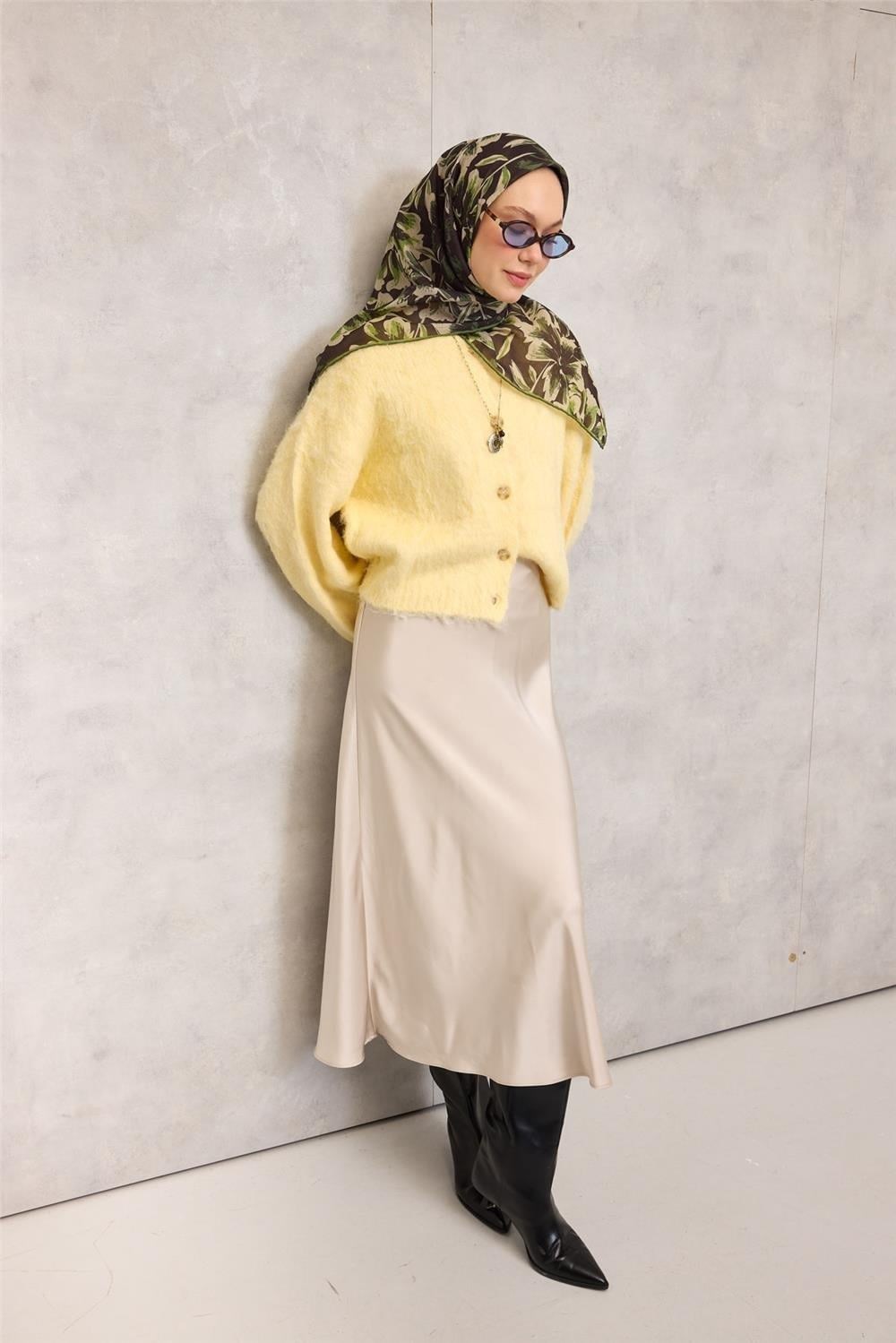 Pamuk Polyester Eşarp Siyah Büyük Papatya Desenli Soft Dokulu Kaymaz 90x90