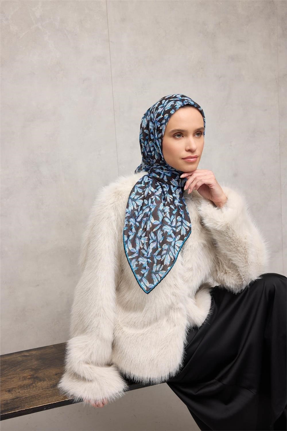 Pamuk Polyester Eşarp Siyah Mavi Çiçek Desenli Tok Duruşlu 90x90