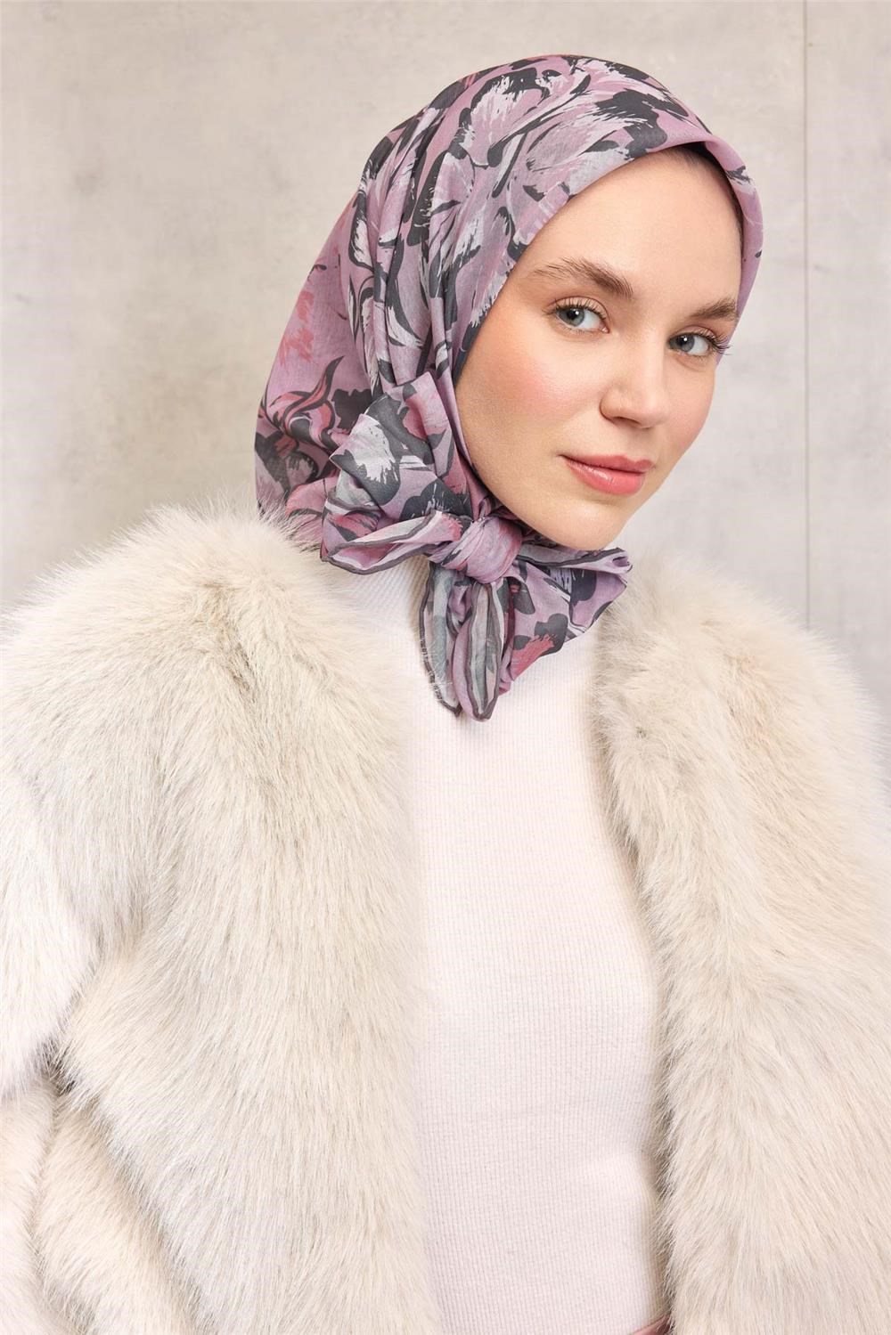 Pamuk Polyester Eşarp Toz Pembe Büyük Papatya Desenli Soft Dokulu Kaymaz 90x90