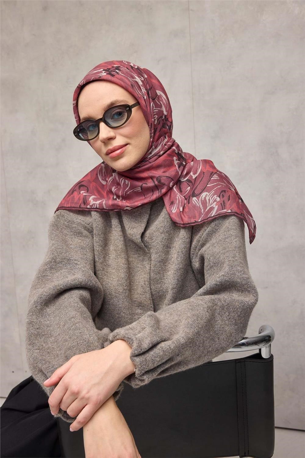 Pamuk Polyester Eşarp Vişne-Krem Siyah Narçiçeği Botanik Desenli Soft Dokulu Tok Duruşlu 90x90