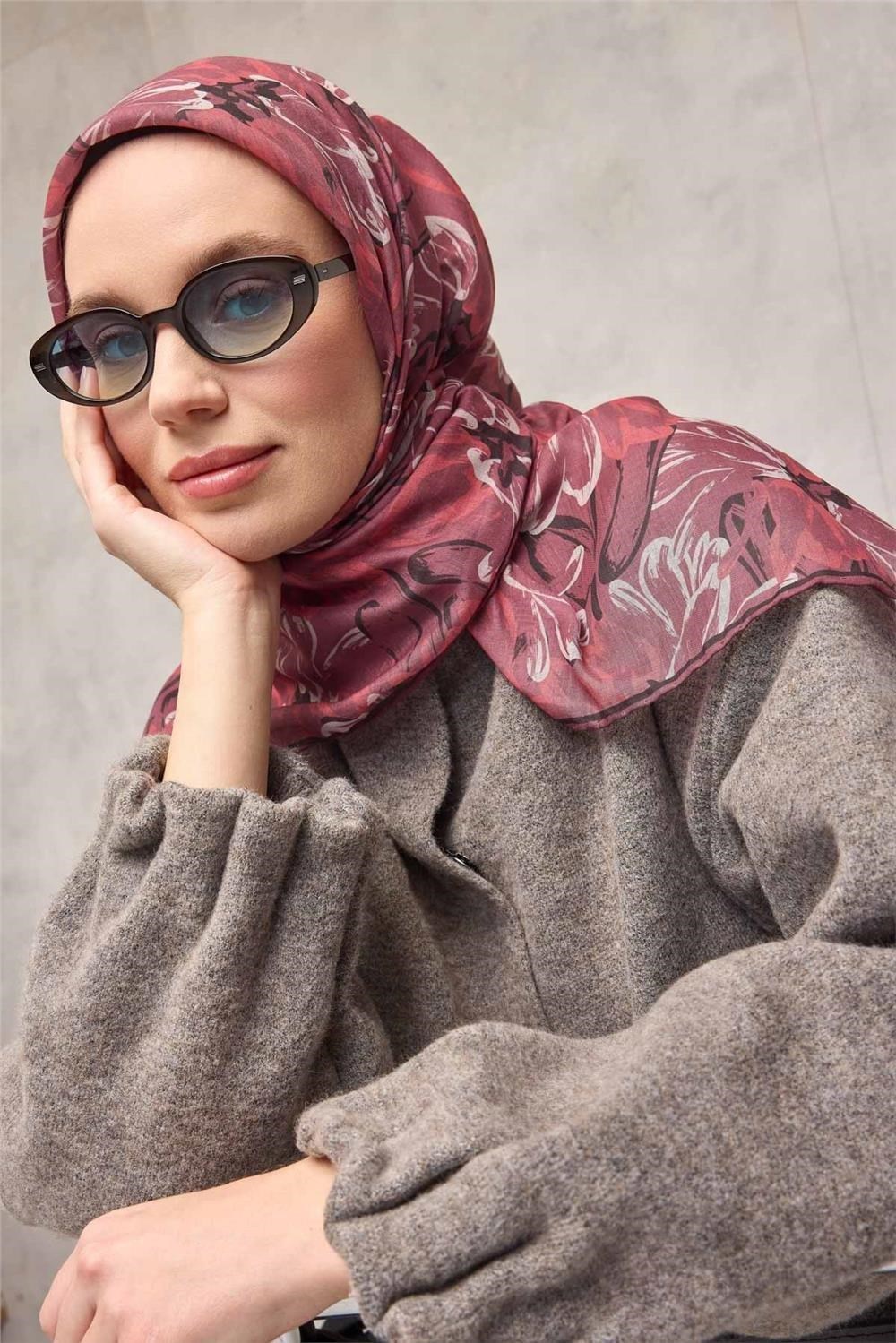 Pamuk Polyester Eşarp Vişne-Krem Siyah Narçiçeği Botanik Desenli Soft Dokulu Tok Duruşlu 90x90